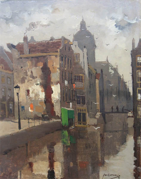 Het kolkje te Amsterdam, olieverf op paneel, afmeting 40x50cm paneelmaat. nr. 35
Korthals, Johannes  (Jan) Korthals werd in 1916 in Amsterdam geboren. Hier 
woonde en werkte hij langere tijd aan de Amstel, met een prachtig uitzicht op 
de Magere Brug, de Hoge Sluis en op Carre.. Hij was een leerling van de 
Akademie voor Beeldende Kunst in Antwerpen en van Jos Rovers. Van deze 
kreeg hij vooral schilderslessen. Ook was Jan Korthals een leerling van zijn 
oom Marie Henry Mackenzie. Vlak voor het overlijden van zijn leermeester 
schilderde Korthals een indrukwekkend portret van hem. 
Korthals was voorbestemd voor het kantoor, waarop hij na de HBS terecht 
kwam. Het was geen groot succes; verder dan fl 100,- per maand bracht hij het 
niet. Als hij vrij was, schilderde en tekende hij. 

 
Hij schilderde, aquarelleerde en tekende o.m. in impressionistische trant 
stadsgezichten. Hij gaf les aan A.W. Schreuder en was lid van St. Lucas te 
Amsterdam. Zijn werk verraadt een rijk geschakeerd vakmanschap , dat 
aantrekkelijke elementen bezit: vlotheid in de behandeling der verfmaterie, een 
gevoel van atmosfeer en een boeiend en warm coloriet. 
Jan Korthals werd vooral bekend door zijn raak getroffen portretten en zijn 
sfeervolle stadsgezichten en landschappen.Hij werkte in zijn grote huis aan de 
Amstel, of trok in zijn Volkswagenbusje door Frankrijk en andere landen. Hij 
heeft zeer veel geexposeerd, ondermeer in Amsterdam, Laren en Geneve. In 
het ziekenhuis Amsterdam-Noord hangt een groot schilderij van het IJ van zijn 
hand. 

Regelmatig kreeg Korthals opdrachten voor stadsgezichten die in kalenders 
werden verwerkt. Hierdoor verkreeg hij in brede kring een zekere 
populariteit.Immers, wie is niet verrukt van een stukje mooi Amsterdam, of een 
herinnering aan een stukje mooi Parijs, zoals Korthals dat weergaf. Door de 
vele opdrachten, kreeg hij het gevoel dat zijn artistieke reputatie onvoldoende 
tot uitdrukking kwam. In zijn vrije werken zocht hij weer de vernieuwing. In alle 
gevallen staat zijn kleurgevoel en zij tekentalent buiten kijf voor de essentie 
van zijn onderwerp.

Als late impressionist doorkruiste hij Holland en noteerde hij in vlotte 
verzadigde tonen  molens en boerderijen. Zijn Amsterdamse stadsgezichten, 
waarin de bruine toon de boventoon voert, doen ons het meest aan Breitner 
denken. Hier is onmiskenbaar de invloed van zijn oom en leermeester Marie 
Henry Mackenzie te herkennen, die zelf gedurende een langere periode bij 
Breitner in de leer was. De verering die Mackenzie voor Breitner had, heeft hij 
voor honderd procent op zijn neef overgedragen.

 

 Ook kwam hij graag in Parijs, waar hij vele pittige inkttekeningen maakte, die 
hij later op zijn atelier in Amsterdam tot goed doorwerkte olieverfschilderijen 
maakte. Zijn Parijse straathoekjes zijn typerend; wat blauw in de schaduw, het 
rood van een meisjesblouse en een lichtgroene winkelpui, zijn de handige 
kleuraccenten in een vluchtig straatbeeld.