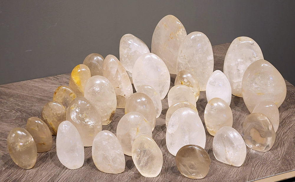 Bergkristal diverse sculpturen, vanaf 10,- euro, nr. 2
Beschrijving Bergkristal.

Bergkristal is een heldere, kleurloze variëteit van kwarts en is een van de meest voorkomende edelstenen. Het staat bekend om zijn glasachtige glans en wordt gewaardeerd om zijn zuivere, krachtige energie en wordt vaak gebruikt in sieraden, meditatie en heling. 
Eigenschappen en gebruik:
Uiterlijk:
Bergkristal is meestal kleurloos en transparant, maar kan ook melkachtig wit zijn door insluitingen van lucht of water. 
Hardheid:
Het heeft een hardheid van 7 op de schaal van Mohs, wat betekent dat het vrij duurzaam is. 
Chemische samenstelling:
Bergkristal is siliciumdioxide (SiO2). 
Gebruik:
Sieraden: Het wordt vaak verwerkt in hangers, ringen, armbanden en andere sieraden. 
Meditatie en heling: Het wordt gebruikt om energie te zuiveren, te versterken en te balanceren, en wordt vaak ingezet bij meditaties en andere spirituele praktijken. 
Technologie: Kwarts, inclusief bergkristal, wordt gebruikt in elektronica vanwege zijn piezo-elektrische eigenschappen, zoals in quartz oscillatoren. 
Decoratie: Het wordt ook gebruikt voor decoratieve doeleinden, zoals beeldjes, stenen en andere ornamenten. 
Herkomst:
Bergkristal wordt op veel plaatsen in de wereld gevonden, zoals Brazilië, Madagaskar, de Himalaya en Zwitserland. 
Spirituele betekenis:
Zuivering en balans:
Bergkristal wordt vaak gezien als een steen die energieën zuivert en in balans brengt, zowel fysiek als energetisch. 
Heldere geest:
Het zou helderheid van geest bevorderen en helpen bij het loslaten van negatieve gedachten en emoties. 
Versterking van energie:
Bergkristal wordt vaak gebruikt om de energie van andere stenen te versterken. 
Bescherming:
In sommige culturen wordt bergkristal gezien als een beschermende steen die aura's beschermt tegen negatieve invloeden.