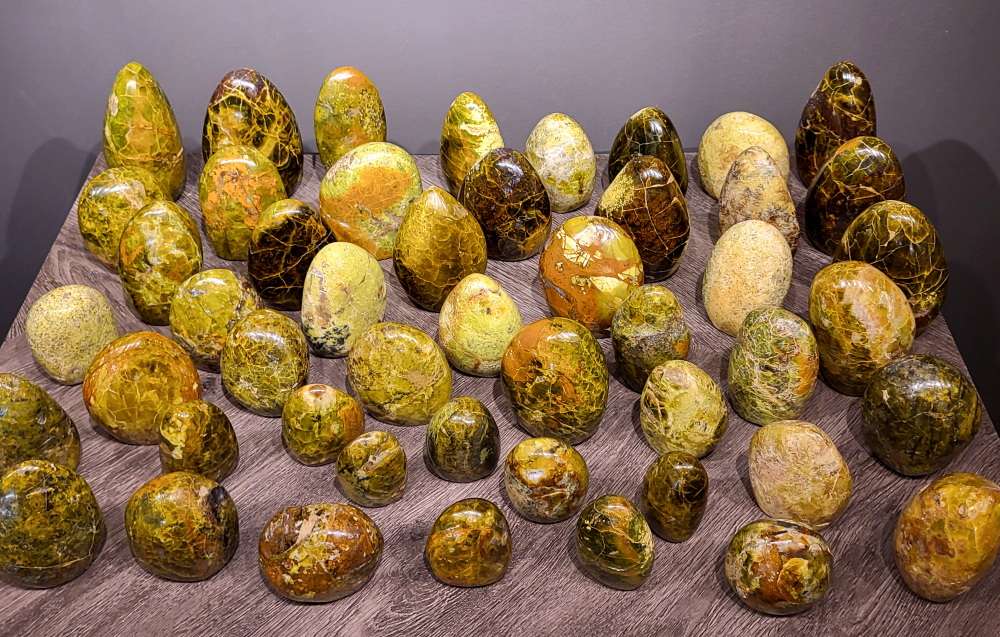 Groene Opaal, diverse afmetingen, vanaf 5,- euro, nr. 0
Groene opaal staat bekend om zijn kalmerende en helende werking, vooral op het hartchakra. Het bevordert emotioneel herstel, zelfliefde en helpt bij het loslaten van oude pijn. Daarnaast wordt groene opaal geassocieerd met het versterken van relaties, het stimuleren van creativiteit en het bevorderen van een positieve stemming. 
Specifieke effecten van groene opaal:
Emotioneel:
Helpt bij emotioneel herstel, loslaten van negatieve patronen en bevordert zelfliefde. Het kan ook helpen bij het overwinnen van angsten en stress. 
Spiritueel:
Versterkt intuïtie en helpt bij het verbinden met de natuur en natuurwezens, vooral tijdens meditatie. 
Fysiek:
Kan het zelfgenezend vermogen van het lichaam stimuleren en een positieve invloed hebben op koorts en infecties. 
Relaties:
Versterkt relaties en bevordert een gevoel van liefde en verbondenheid. 
Algemeen:
Brengt rust, harmonie en een positieve kijk op het leven, en stimuleert creativiteit en spontaniteit. 
Verzorging:
Groene opaal kan niet goed tegen water en kan verkleuren onder invloed van zonlicht, volgens Kleurrijke edelstenen. 
Belangrijk: Edelstenen zijn geen vervanging voor medische behandeling. Raadpleeg bij klachten altijd een arts.