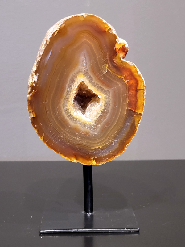 Agaat op standaard, 692 gram, 14cm hg. en 8cm br. 24,- euro, nr. 22