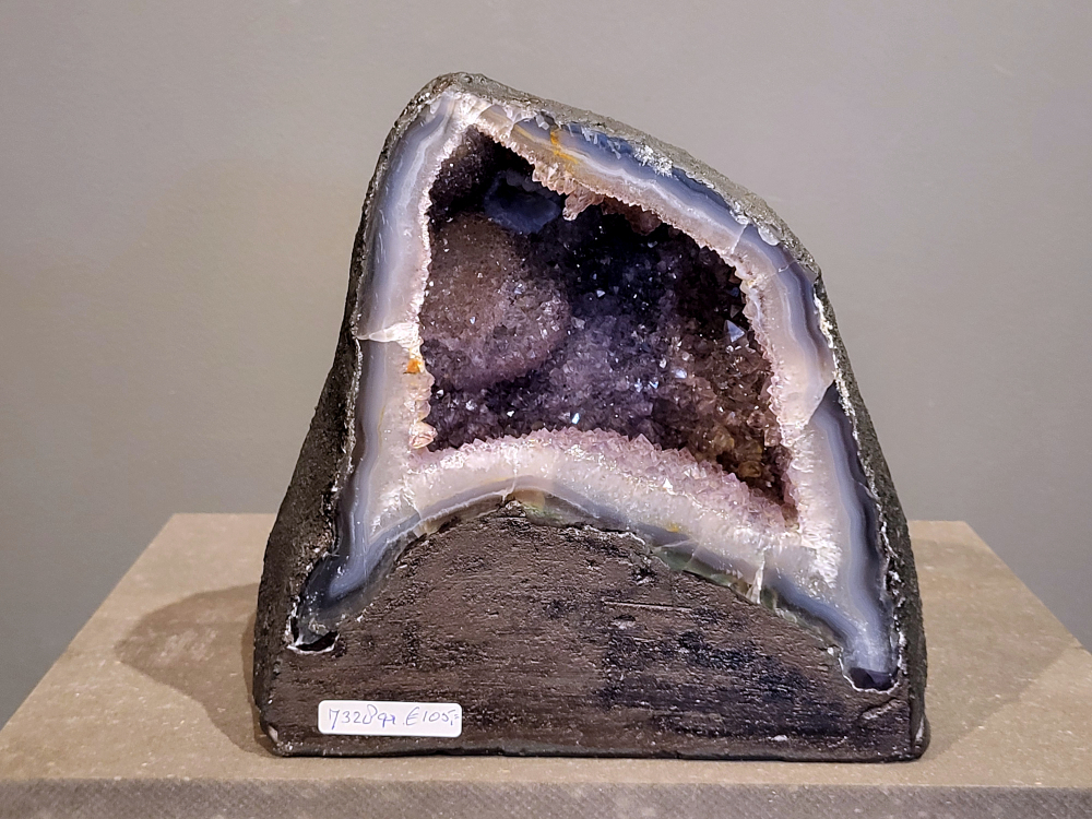 Amethist, 7328 gram, 105,- euro, nr. 14

Waar komt amethist vandaan en hoe ontstaan ze?
Amethist wordt wereldwijd gevonden maar de grootste
vondsten worden gedaan in Brazilië, Uruguay, Mexico en Zambia.
Deze edelsteen komt voor in basalt holtes of geodes die ontstaan zijn door
vulkaanuitbarstingen, het duurt miljoenen jaren voordat de kristallen zich vormen.
De kleur van de amethist wordt veroorzaakt door de aanwezigheid
van ijzer en mangaan. 
Waar kan amethist niet goed tegen?
Amethist kan niet goed tegen fel zonlicht en plotselinge
temperatuurwisselingen. Langdurige blootstelling aan zonlicht
doet de kleur doen vervagen en abrupte temperatuur veranderingen
kan voor barsten en/of scheuren zorgen. Amethist kan daarentegen
wel grotendeels tegen water.
Spirituele werking van de amethist:
> Rust, spirituele groei en bescherming.
Amethist staat vooral bekend om zijn kalmerende werking.

                                                                                        -  Kunstgalerie Arnold  - 