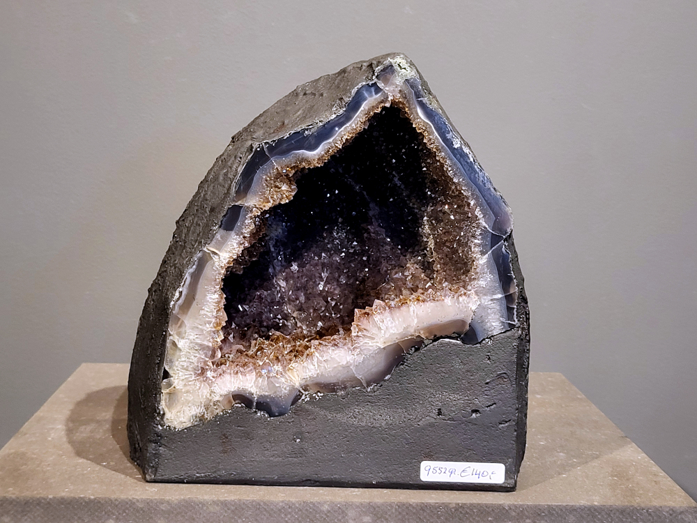 Amethist, 9552 gram, 140,- euro, nr. 17
Waar komt amethist vandaan en hoe ontstaan ze?
Amethist wordt wereldwijd gevonden maar de grootste
vondsten worden gedaan in Brazilië, Uruguay, Mexico en Zambia.
Deze edelsteen komt voor in basalt holtes of geodes die ontstaan zijn door
vulkaanuitbarstingen, het duurt miljoenen jaren voordat de kristallen zich vormen.
De kleur van de amethist wordt veroorzaakt door de aanwezigheid
van ijzer en mangaan. 
Waar kan amethist niet goed tegen?
Amethist kan niet goed tegen fel zonlicht en plotselinge
temperatuurwisselingen. Langdurige blootstelling aan zonlicht
doet de kleur doen vervagen en abrupte temperatuur veranderingen
kan voor barsten en/of scheuren zorgen. Amethist kan daarentegen
wel grotendeels tegen water.
Spirituele werking van de amethist:
> Rust, spirituele groei en bescherming.
Amethist staat vooral bekend om zijn kalmerende werking.

                                                                                        -  Kunstgalerie Arnold  - 