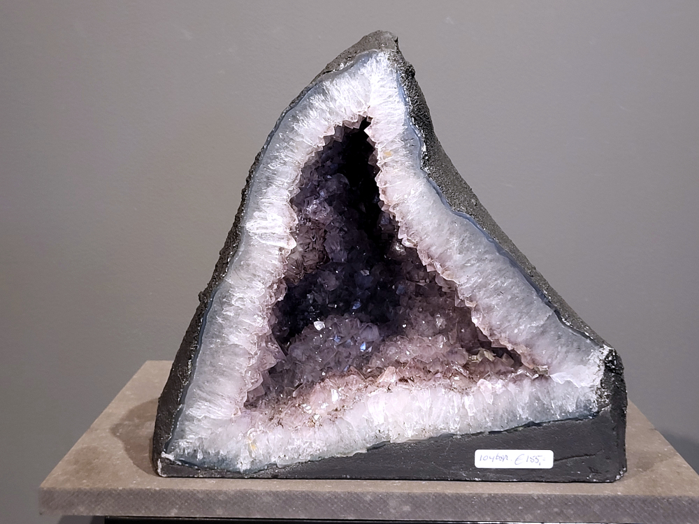 Amethist, 9552 gram, 140,- euro, nr. 18

Waar komt amethist vandaan en hoe ontstaan ze?
Amethist wordt wereldwijd gevonden maar de grootste
vondsten worden gedaan in Brazilië, Uruguay, Mexico en Zambia.
Deze edelsteen komt voor in basalt holtes of geodes die ontstaan zijn door
vulkaanuitbarstingen, het duurt miljoenen jaren voordat de kristallen zich vormen.
De kleur van de amethist wordt veroorzaakt door de aanwezigheid
van ijzer en mangaan. 
Waar kan amethist niet goed tegen?
Amethist kan niet goed tegen fel zonlicht en plotselinge
temperatuurwisselingen. Langdurige blootstelling aan zonlicht
doet de kleur doen vervagen en abrupte temperatuur veranderingen
kan voor barsten en/of scheuren zorgen. Amethist kan daarentegen
wel grotendeels tegen water.
Spirituele werking van de amethist:
> Rust, spirituele groei en bescherming.
Amethist staat vooral bekend om zijn kalmerende werking.

                                                                                        -  Kunstgalerie Arnold  - 