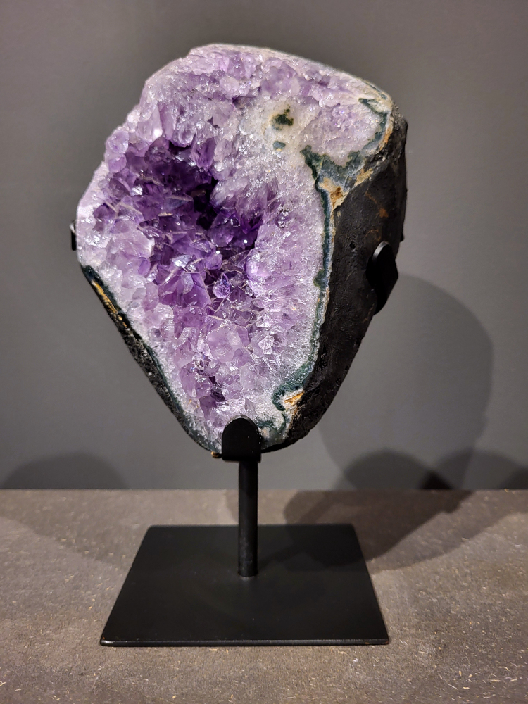 Amethist op standaard, 3,4 kg, hoogte 28cm, 100,- euro, nr. 6

Waar komt amethist vandaan en hoe ontstaan ze?
Amethist wordt wereldwijd gevonden maar de grootste
vondsten worden gedaan in Brazilië, Uruguay, Mexico en Zambia.
Deze edelsteen komt voor in basalt holtes of geodes die ontstaan zijn door
vulkaanuitbarstingen, het duurt miljoenen jaren voordat de kristallen zich vormen.
De kleur van de amethist wordt veroorzaakt door de aanwezigheid
van ijzer en mangaan. 
Waar kan amethist niet goed tegen?
Amethist kan niet goed tegen fel zonlicht en plotselinge
temperatuurwisselingen. Langdurige blootstelling aan zonlicht
doet de kleur doen vervagen en abrupte temperatuur veranderingen
kan voor barsten en/of scheuren zorgen. Amethist kan daarentegen
wel grotendeels tegen water.
Spirituele werking van de amethist:
> Rust, spirituele groei en bescherming.
Amethist staat vooral bekend om zijn kalmerende werking.

                                                                                        -  Kunstgalerie Arnold  - 