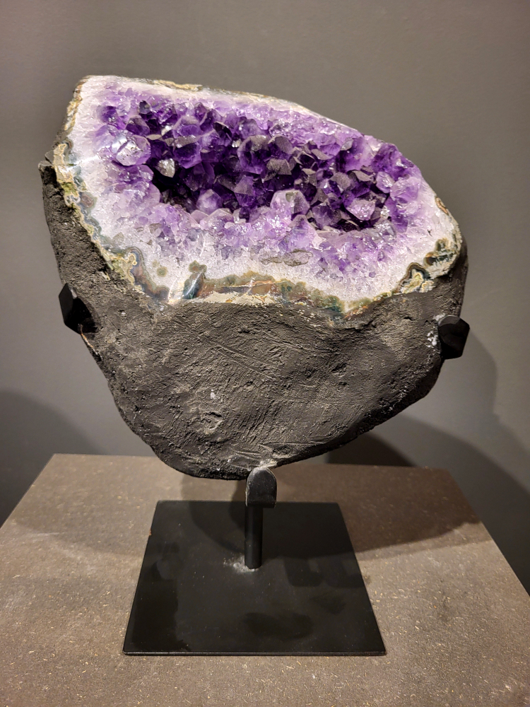 Amethist op standaard, 8,7 kg, 260,- euro, nr. 32
