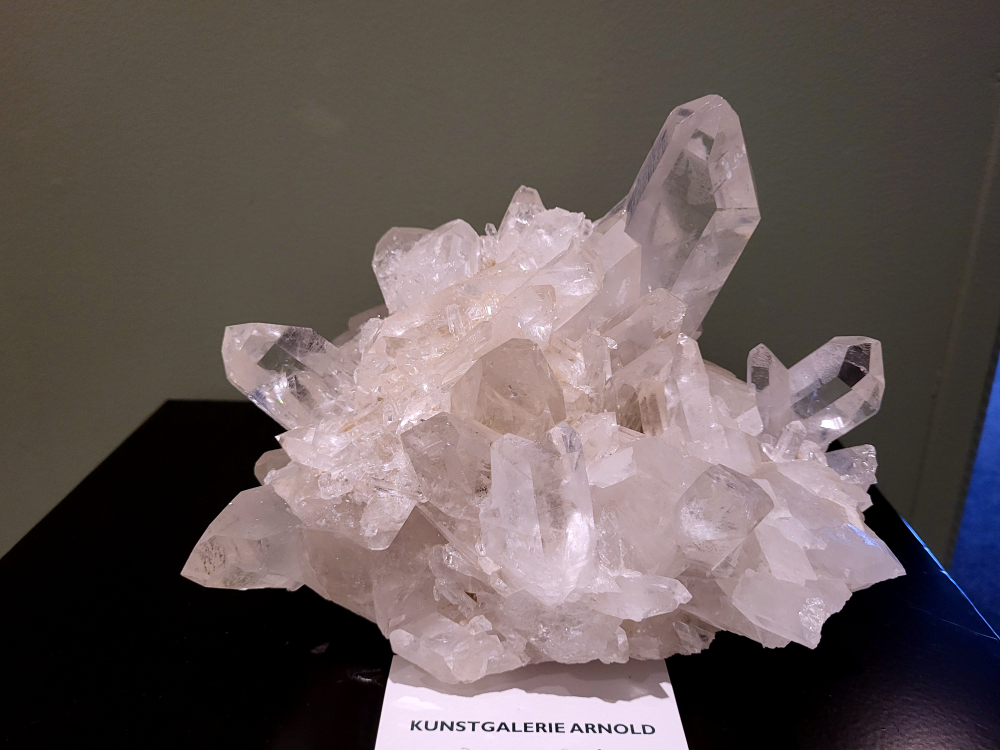 Bergkristal Cluster Minas Gerais Brazilie, 6 kg, 495,- euro, nr. 7
Bergkristal is een heldere, kleurloze variëteit van kwarts en is een van de meest voorkomende edelstenen. Het staat bekend om zijn glasachtige glans en wordt gewaardeerd om zijn zuivere, krachtige energie en wordt vaak gebruikt in sieraden, meditatie en heling. 
Meditatie en heling: Het wordt gebruikt om energie te zuiveren, te versterken en te balanceren, en wordt vaak ingezet bij meditaties en andere spirituele praktijken. 
Bergkristal wordt op veel plaatsen in de wereld gevonden, zoals Brazilië, Madagaskar, de Himalaya en Zwitserland. 
Spirituele betekenis:
Bergkristal wordt vaak gezien als een steen die energieën zuivert en in balans brengt, zowel fysiek als energetisch. 
Heldere geest:
Het zou helderheid van geest bevorderen en helpen bij het loslaten van negatieve gedachten en emoties. 
Versterking van energie:
Bergkristal wordt vaak gebruikt om de energie van andere stenen te versterken. 
Bescherming:
In sommige culturen wordt bergkristal gezien als een beschermende steen die aura's beschermt tegen negatieve invloeden. 

                                                   Kunstgalerie Arnold 