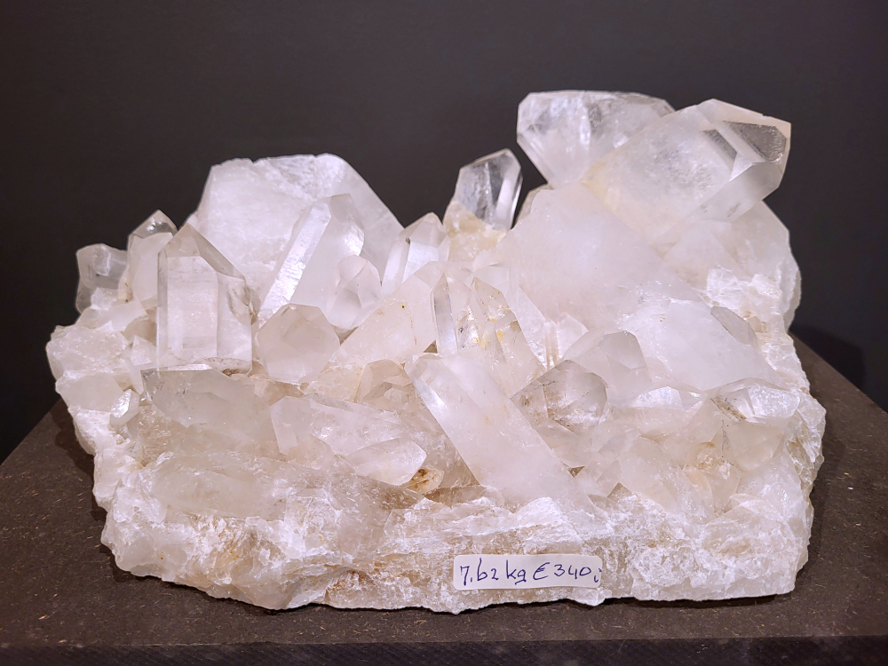 Bergkristal, 7,62 kg, 340,- euro, nr. 12
Bergkristal is een heldere, kleurloze variëteit van kwarts en is een van de meest voorkomende edelstenen. Het staat bekend om zijn glasachtige glans en wordt gewaardeerd om zijn zuivere, krachtige energie en wordt vaak gebruikt in sieraden, meditatie en heling. 
Meditatie en heling: Het wordt gebruikt om energie te zuiveren, te versterken en te balanceren, en wordt vaak ingezet bij meditaties en andere spirituele praktijken. 
Bergkristal wordt op veel plaatsen in de wereld gevonden, zoals Brazilië, Madagaskar, de Himalaya en Zwitserland. 
Spirituele betekenis:
Bergkristal wordt vaak gezien als een steen die energieën zuivert en in balans brengt, zowel fysiek als energetisch. 
Heldere geest:
Het zou helderheid van geest bevorderen en helpen bij het loslaten van negatieve gedachten en emoties. 
Versterking van energie:
Bergkristal wordt vaak gebruikt om de energie van andere stenen te versterken. 
Bescherming:
In sommige culturen wordt bergkristal gezien als een beschermende steen die aura's beschermt tegen negatieve invloeden. 

                                                   Kunstgalerie Arnold