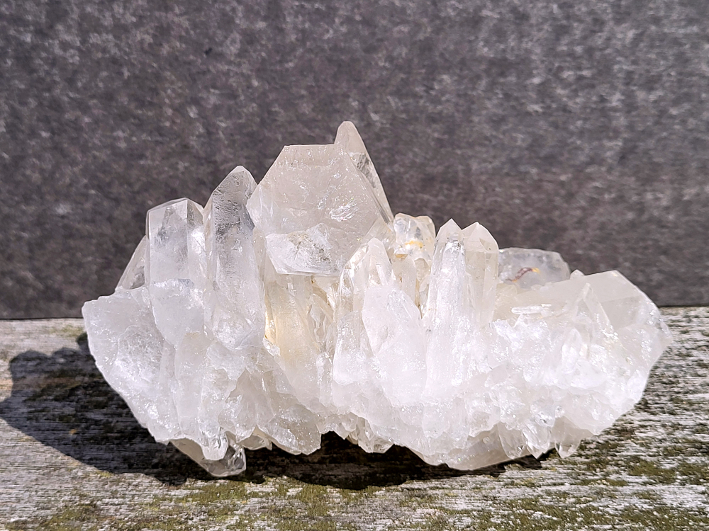 Bergkristal, 1 kg, 9cm hg. en 17cm br. 43,- euro, nr. 13
Bergkristal is een heldere, kleurloze variëteit van kwarts en is een van de meest voorkomende edelstenen. Het staat bekend om zijn glasachtige glans en wordt gewaardeerd om zijn zuivere, krachtige energie en wordt vaak gebruikt in sieraden, meditatie en heling. 
Meditatie en heling: Het wordt gebruikt om energie te zuiveren, te versterken en te balanceren, en wordt vaak ingezet bij meditaties en andere spirituele praktijken. 
Bergkristal wordt op veel plaatsen in de wereld gevonden, zoals Brazilië, Madagaskar, de Himalaya en Zwitserland. 
Spirituele betekenis:
Bergkristal wordt vaak gezien als een steen die energieën zuivert en in balans brengt, zowel fysiek als energetisch. 
Heldere geest:
Het zou helderheid van geest bevorderen en helpen bij het loslaten van negatieve gedachten en emoties. 
Versterking van energie:
Bergkristal wordt vaak gebruikt om de energie van andere stenen te versterken. 
Bescherming:
In sommige culturen wordt bergkristal gezien als een beschermende steen die aura's beschermt tegen negatieve invloeden. 

                                                   Kunstgalerie Arnold