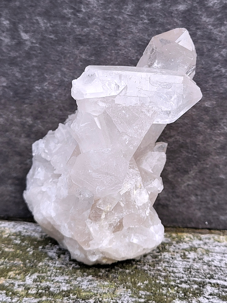 Bergkristal, 132 gram, 8 cm hg. en 5 cm br. 6,- euro, nr. 5
Bergkristal is een heldere, kleurloze variëteit van kwarts en is een van de meest voorkomende edelstenen. Het staat bekend om zijn glasachtige glans en wordt gewaardeerd om zijn zuivere, krachtige energie en wordt vaak gebruikt in sieraden, meditatie en heling. 
Meditatie en heling: Het wordt gebruikt om energie te zuiveren, te versterken en te balanceren, en wordt vaak ingezet bij meditaties en andere spirituele praktijken. 
Bergkristal wordt op veel plaatsen in de wereld gevonden, zoals Brazilië, Madagaskar, de Himalaya en Zwitserland. 
Spirituele betekenis:
Bergkristal wordt vaak gezien als een steen die energieën zuivert en in balans brengt, zowel fysiek als energetisch. 
Heldere geest:
Het zou helderheid van geest bevorderen en helpen bij het loslaten van negatieve gedachten en emoties. 
Versterking van energie:
Bergkristal wordt vaak gebruikt om de energie van andere stenen te versterken. 
Bescherming:
In sommige culturen wordt bergkristal gezien als een beschermende steen die aura's beschermt tegen negatieve invloeden. 

                                                   Kunstgalerie Arnold