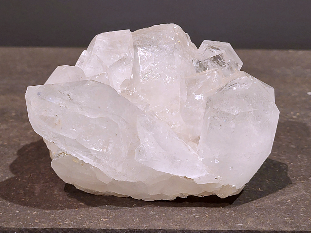 Bergkristal, 788 gram, 35,- euro, nr. 11
Bergkristal is een heldere, kleurloze variëteit van kwarts en is een van de meest voorkomende edelstenen. Het staat bekend om zijn glasachtige glans en wordt gewaardeerd om zijn zuivere, krachtige energie en wordt vaak gebruikt in sieraden, meditatie en heling. 
Meditatie en heling: Het wordt gebruikt om energie te zuiveren, te versterken en te balanceren, en wordt vaak ingezet bij meditaties en andere spirituele praktijken. 
Bergkristal wordt op veel plaatsen in de wereld gevonden, zoals Brazilië, Madagaskar, de Himalaya en Zwitserland. 
Spirituele betekenis:
Bergkristal wordt vaak gezien als een steen die energieën zuivert en in balans brengt, zowel fysiek als energetisch. 
Heldere geest:
Het zou helderheid van geest bevorderen en helpen bij het loslaten van negatieve gedachten en emoties. 
Versterking van energie:
Bergkristal wordt vaak gebruikt om de energie van andere stenen te versterken. 
Bescherming:
In sommige culturen wordt bergkristal gezien als een beschermende steen die aura's beschermt tegen negatieve invloeden. 

                                                   Kunstgalerie Arnold