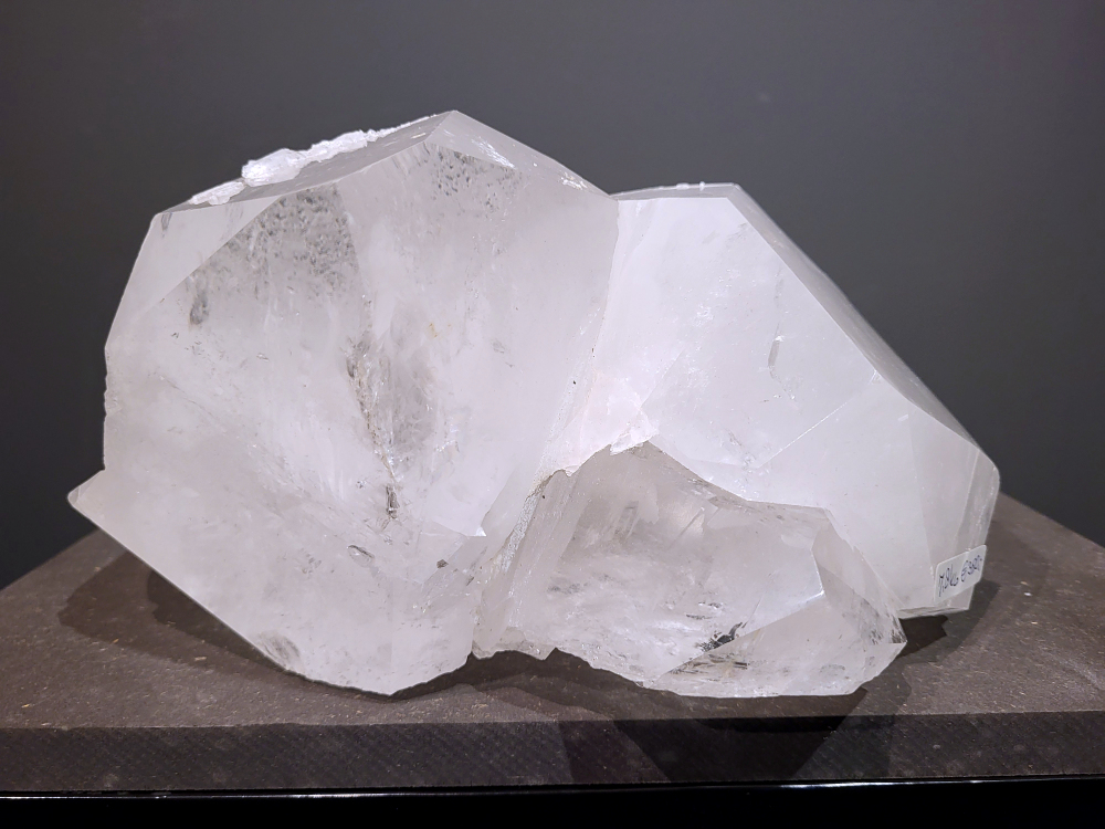 Bergkristal, 7,8 kg, 350,- euro, nr. 14
Bergkristal is een heldere, kleurloze variëteit van kwarts en is een van de meest voorkomende edelstenen. Het staat bekend om zijn glasachtige glans en wordt gewaardeerd om zijn zuivere, krachtige energie en wordt vaak gebruikt in sieraden, meditatie en heling. 
Meditatie en heling: Het wordt gebruikt om energie te zuiveren, te versterken en te balanceren, en wordt vaak ingezet bij meditaties en andere spirituele praktijken. 
Bergkristal wordt op veel plaatsen in de wereld gevonden, zoals Brazilië, Madagaskar, de Himalaya en Zwitserland. 
Spirituele betekenis:
Bergkristal wordt vaak gezien als een steen die energieën zuivert en in balans brengt, zowel fysiek als energetisch. 
Heldere geest:
Het zou helderheid van geest bevorderen en helpen bij het loslaten van negatieve gedachten en emoties. 
Versterking van energie:
Bergkristal wordt vaak gebruikt om de energie van andere stenen te versterken. 
Bescherming:
In sommige culturen wordt bergkristal gezien als een beschermende steen die aura's beschermt tegen negatieve invloeden. 

                                                   Kunstgalerie Arnold