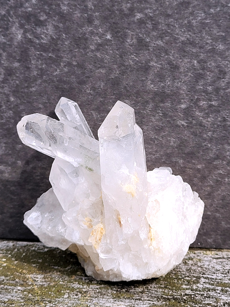 Bergkristal, 376 gram, 9cm hg. en 9cm br. 16,- euro, nr. 4
Bergkristal is een heldere, kleurloze variëteit van kwarts en is een van de meest voorkomende edelstenen. Het staat bekend om zijn glasachtige glans en wordt gewaardeerd om zijn zuivere, krachtige energie en wordt vaak gebruikt in sieraden, meditatie en heling. 
Meditatie en heling: Het wordt gebruikt om energie te zuiveren, te versterken en te balanceren, en wordt vaak ingezet bij meditaties en andere spirituele praktijken. 
Bergkristal wordt op veel plaatsen in de wereld gevonden, zoals Brazilië, Madagaskar, de Himalaya en Zwitserland. 
Spirituele betekenis:
Bergkristal wordt vaak gezien als een steen die energieën zuivert en in balans brengt, zowel fysiek als energetisch. 
Heldere geest:
Het zou helderheid van geest bevorderen en helpen bij het loslaten van negatieve gedachten en emoties. 
Versterking van energie:
Bergkristal wordt vaak gebruikt om de energie van andere stenen te versterken. 
Bescherming:
In sommige culturen wordt bergkristal gezien als een beschermende steen die aura's beschermt tegen negatieve invloeden. 

                                                   Kunstgalerie Arnold