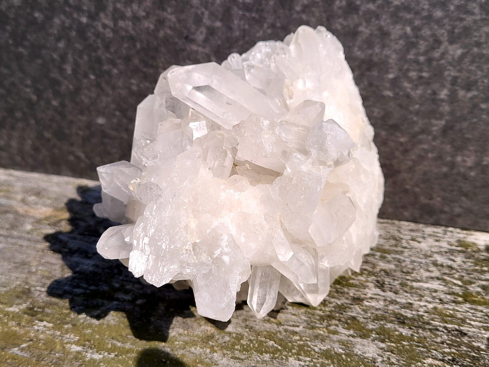 Bergkristal, 1,2 kg., 12cm hg. en 15cm br. 48,- euro, nr. 15
Bergkristal is een heldere, kleurloze variëteit van kwarts en is een van de meest voorkomende edelstenen. Het staat bekend om zijn glasachtige glans en wordt gewaardeerd om zijn zuivere, krachtige energie en wordt vaak gebruikt in sieraden, meditatie en heling. 
Meditatie en heling: Het wordt gebruikt om energie te zuiveren, te versterken en te balanceren, en wordt vaak ingezet bij meditaties en andere spirituele praktijken. 
Bergkristal wordt op veel plaatsen in de wereld gevonden, zoals Brazilië, Madagaskar, de Himalaya en Zwitserland. 
Spirituele betekenis:
Bergkristal wordt vaak gezien als een steen die energieën zuivert en in balans brengt, zowel fysiek als energetisch. 
Heldere geest:
Het zou helderheid van geest bevorderen en helpen bij het loslaten van negatieve gedachten en emoties. 
Versterking van energie:
Bergkristal wordt vaak gebruikt om de energie van andere stenen te versterken. 
Bescherming:
In sommige culturen wordt bergkristal gezien als een beschermende steen die aura's beschermt tegen negatieve invloeden. 

                                                   Kunstgalerie Arnold