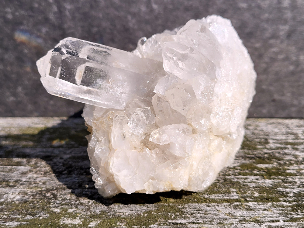 Bergkristal, 380 gram, 7cm hg. en 9cm br., 17,- euro, nr. 10
Bergkristal is een heldere, kleurloze variëteit van kwarts en is een van de meest voorkomende edelstenen. Het staat bekend om zijn glasachtige glans en wordt gewaardeerd om zijn zuivere, krachtige energie en wordt vaak gebruikt in sieraden, meditatie en heling. 
Meditatie en heling: Het wordt gebruikt om energie te zuiveren, te versterken en te balanceren, en wordt vaak ingezet bij meditaties en andere spirituele praktijken. 
Bergkristal wordt op veel plaatsen in de wereld gevonden, zoals Brazilië, Madagaskar, de Himalaya en Zwitserland. 
Spirituele betekenis:
Bergkristal wordt vaak gezien als een steen die energieën zuivert en in balans brengt, zowel fysiek als energetisch. 
Heldere geest:
Het zou helderheid van geest bevorderen en helpen bij het loslaten van negatieve gedachten en emoties. 
Versterking van energie:
Bergkristal wordt vaak gebruikt om de energie van andere stenen te versterken. 
Bescherming:
In sommige culturen wordt bergkristal gezien als een beschermende steen die aura's beschermt tegen negatieve invloeden. 

                                                   Kunstgalerie Arnold