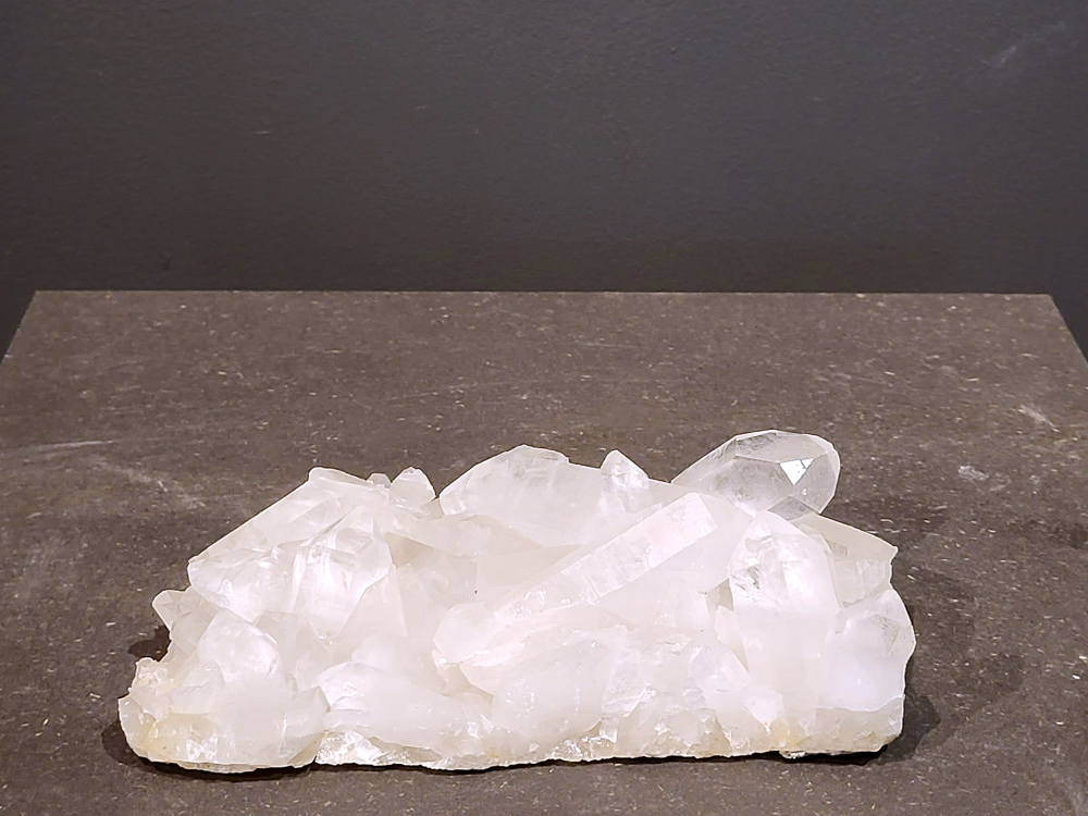 Bergkristal, 1,3kg, 50,- euro, nr. 16
Bergkristal is een heldere, kleurloze variëteit van kwarts en is een van de meest voorkomende edelstenen. Het staat bekend om zijn glasachtige glans en wordt gewaardeerd om zijn zuivere, krachtige energie en wordt vaak gebruikt in sieraden, meditatie en heling. 
Meditatie en heling: Het wordt gebruikt om energie te zuiveren, te versterken en te balanceren, en wordt vaak ingezet bij meditaties en andere spirituele praktijken. 
Bergkristal wordt op veel plaatsen in de wereld gevonden, zoals Brazilië, Madagaskar, de Himalaya en Zwitserland. 
Spirituele betekenis:
Bergkristal wordt vaak gezien als een steen die energieën zuivert en in balans brengt, zowel fysiek als energetisch. 
Heldere geest:
Het zou helderheid van geest bevorderen en helpen bij het loslaten van negatieve gedachten en emoties. 
Versterking van energie:
Bergkristal wordt vaak gebruikt om de energie van andere stenen te versterken. 
Bescherming:
In sommige culturen wordt bergkristal gezien als een beschermende steen die aura's beschermt tegen negatieve invloeden. 

                                                   Kunstgalerie Arnold