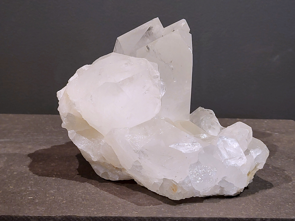 Bergkristal, 2,7 kg, 120,- euro, nr. 9
Bergkristal is een heldere, kleurloze variëteit van kwarts en is een van de meest voorkomende edelstenen. Het staat bekend om zijn glasachtige glans en wordt gewaardeerd om zijn zuivere, krachtige energie en wordt vaak gebruikt in sieraden, meditatie en heling. 
Meditatie en heling: Het wordt gebruikt om energie te zuiveren, te versterken en te balanceren, en wordt vaak ingezet bij meditaties en andere spirituele praktijken. 
Bergkristal wordt op veel plaatsen in de wereld gevonden, zoals Brazilië, Madagaskar, de Himalaya en Zwitserland. 
Spirituele betekenis:
Bergkristal wordt vaak gezien als een steen die energieën zuivert en in balans brengt, zowel fysiek als energetisch. 
Heldere geest:
Het zou helderheid van geest bevorderen en helpen bij het loslaten van negatieve gedachten en emoties. 
Versterking van energie:
Bergkristal wordt vaak gebruikt om de energie van andere stenen te versterken. 
Bescherming:
In sommige culturen wordt bergkristal gezien als een beschermende steen die aura's beschermt tegen negatieve invloeden. 

                                                   Kunstgalerie Arnold