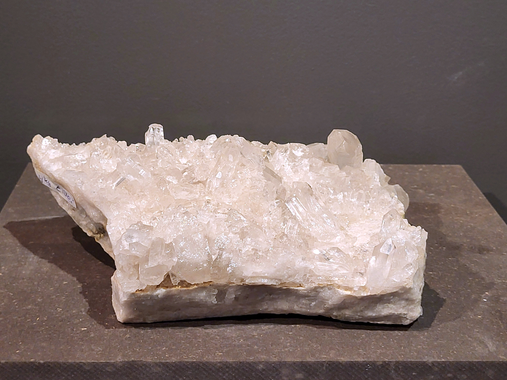 Bergkristal, 4 kg, 180,- euro, nr. 17
Bergkristal is een heldere, kleurloze variëteit van kwarts en is een van de meest voorkomende edelstenen. Het staat bekend om zijn glasachtige glans en wordt gewaardeerd om zijn zuivere, krachtige energie en wordt vaak gebruikt in sieraden, meditatie en heling. 
Meditatie en heling: Het wordt gebruikt om energie te zuiveren, te versterken en te balanceren, en wordt vaak ingezet bij meditaties en andere spirituele praktijken. 
Bergkristal wordt op veel plaatsen in de wereld gevonden, zoals Brazilië, Madagaskar, de Himalaya en Zwitserland. 
Spirituele betekenis:
Bergkristal wordt vaak gezien als een steen die energieën zuivert en in balans brengt, zowel fysiek als energetisch. 
Heldere geest:
Het zou helderheid van geest bevorderen en helpen bij het loslaten van negatieve gedachten en emoties. 
Versterking van energie:
Bergkristal wordt vaak gebruikt om de energie van andere stenen te versterken. 
Bescherming:
In sommige culturen wordt bergkristal gezien als een beschermende steen die aura's beschermt tegen negatieve invloeden. 

                                                   Kunstgalerie Arnold