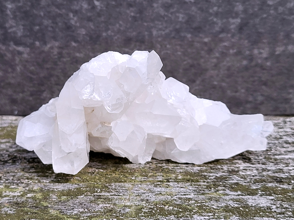 Bergkristal, 340 gram, 7 cm hg. en 12 cm br. 15,- euro, nr. 8
Bergkristal is een heldere, kleurloze variëteit van kwarts en is een van de meest voorkomende edelstenen. Het staat bekend om zijn glasachtige glans en wordt gewaardeerd om zijn zuivere, krachtige energie en wordt vaak gebruikt in sieraden, meditatie en heling. 
Meditatie en heling: Het wordt gebruikt om energie te zuiveren, te versterken en te balanceren, en wordt vaak ingezet bij meditaties en andere spirituele praktijken. 
Bergkristal wordt op veel plaatsen in de wereld gevonden, zoals Brazilië, Madagaskar, de Himalaya en Zwitserland. 
Spirituele betekenis:
Bergkristal wordt vaak gezien als een steen die energieën zuivert en in balans brengt, zowel fysiek als energetisch. 
Heldere geest:
Het zou helderheid van geest bevorderen en helpen bij het loslaten van negatieve gedachten en emoties. 
Versterking van energie:
Bergkristal wordt vaak gebruikt om de energie van andere stenen te versterken. 
Bescherming:
In sommige culturen wordt bergkristal gezien als een beschermende steen die aura's beschermt tegen negatieve invloeden. 

                                                   Kunstgalerie Arnold