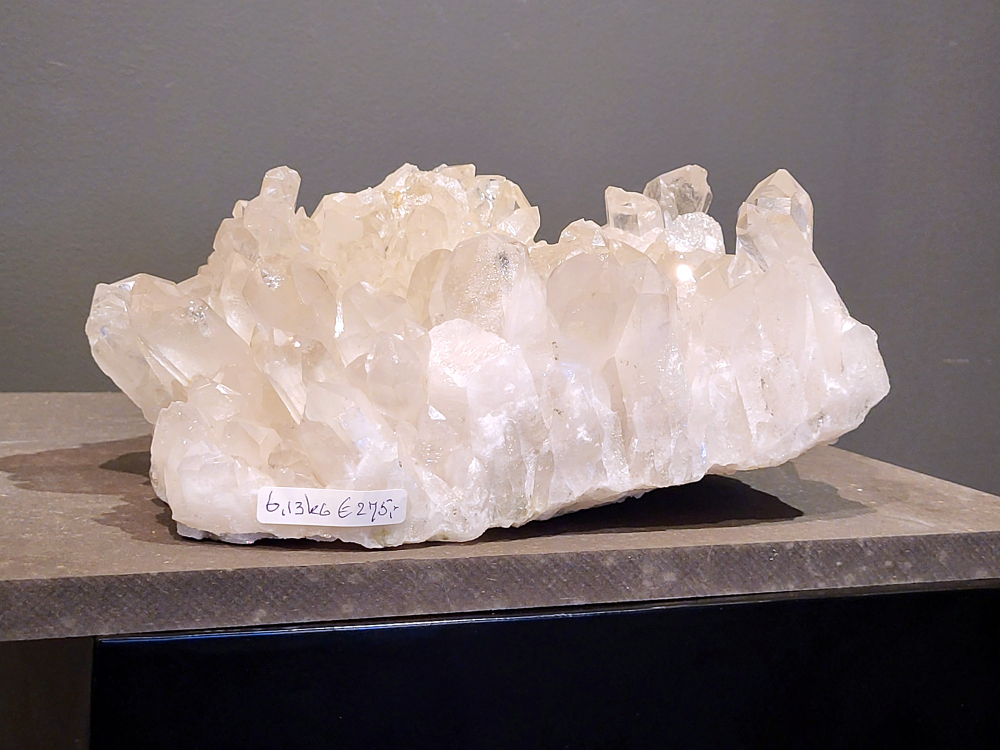 Bergkristal, 6,13 kg, 275,- euro, nr. 18
Bergkristal is een heldere, kleurloze variëteit van kwarts en is een van de meest voorkomende edelstenen. Het staat bekend om zijn glasachtige glans en wordt gewaardeerd om zijn zuivere, krachtige energie en wordt vaak gebruikt in sieraden, meditatie en heling. 
Meditatie en heling: Het wordt gebruikt om energie te zuiveren, te versterken en te balanceren, en wordt vaak ingezet bij meditaties en andere spirituele praktijken. 
Bergkristal wordt op veel plaatsen in de wereld gevonden, zoals Brazilië, Madagaskar, de Himalaya en Zwitserland. 
Spirituele betekenis:
Bergkristal wordt vaak gezien als een steen die energieën zuivert en in balans brengt, zowel fysiek als energetisch. 
Heldere geest:
Het zou helderheid van geest bevorderen en helpen bij het loslaten van negatieve gedachten en emoties. 
Versterking van energie:
Bergkristal wordt vaak gebruikt om de energie van andere stenen te versterken. 
Bescherming:
In sommige culturen wordt bergkristal gezien als een beschermende steen die aura's beschermt tegen negatieve invloeden. 

                                                   Kunstgalerie Arnold
