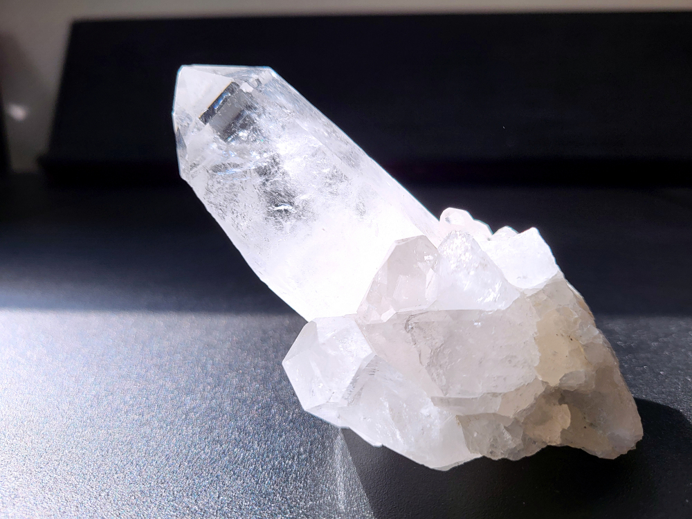 Bergkristal, 330 gram, 8cm hg. en 10cm br. 15,- euro, nr. 19
Bergkristal is een heldere, kleurloze variëteit van kwarts en is een van de meest voorkomende edelstenen. Het staat bekend om zijn glasachtige glans en wordt gewaardeerd om zijn zuivere, krachtige energie en wordt vaak gebruikt in sieraden, meditatie en heling. 
Meditatie en heling: Het wordt gebruikt om energie te zuiveren, te versterken en te balanceren, en wordt vaak ingezet bij meditaties en andere spirituele praktijken. 
Bergkristal wordt op veel plaatsen in de wereld gevonden, zoals Brazilië, Madagaskar, de Himalaya en Zwitserland. 
Spirituele betekenis:
Bergkristal wordt vaak gezien als een steen die energieën zuivert en in balans brengt, zowel fysiek als energetisch. 
Heldere geest:
Het zou helderheid van geest bevorderen en helpen bij het loslaten van negatieve gedachten en emoties. 
Versterking van energie:
Bergkristal wordt vaak gebruikt om de energie van andere stenen te versterken. 
Bescherming:
In sommige culturen wordt bergkristal gezien als een beschermende steen die aura's beschermt tegen negatieve invloeden. 

                                                   Kunstgalerie Arnold