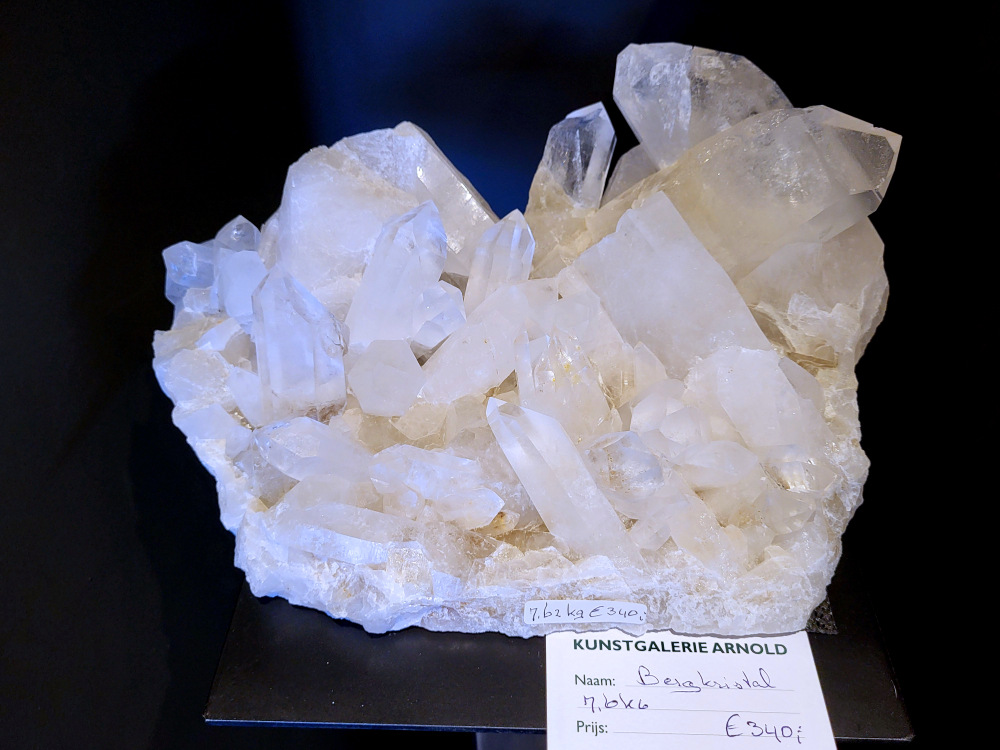 Bergkristal, 7,62 kg, 340,- euro, nr. 20
Bergkristal is een heldere, kleurloze variëteit van kwarts en is een van de meest voorkomende edelstenen. Het staat bekend om zijn glasachtige glans en wordt gewaardeerd om zijn zuivere, krachtige energie en wordt vaak gebruikt in sieraden, meditatie en heling. 
Meditatie en heling: Het wordt gebruikt om energie te zuiveren, te versterken en te balanceren, en wordt vaak ingezet bij meditaties en andere spirituele praktijken. 
Bergkristal wordt op veel plaatsen in de wereld gevonden, zoals Brazilië, Madagaskar, de Himalaya en Zwitserland. 
Spirituele betekenis:
Bergkristal wordt vaak gezien als een steen die energieën zuivert en in balans brengt, zowel fysiek als energetisch. 
Heldere geest:
Het zou helderheid van geest bevorderen en helpen bij het loslaten van negatieve gedachten en emoties. 
Versterking van energie:
Bergkristal wordt vaak gebruikt om de energie van andere stenen te versterken. 
Bescherming:
In sommige culturen wordt bergkristal gezien als een beschermende steen die aura's beschermt tegen negatieve invloeden. 

                                                   Kunstgalerie Arnold