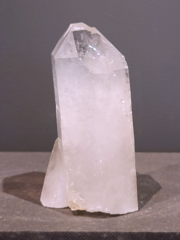 Bergkristal, 2,1 kg, 90,- euro, nr. 3
Bergkristal is een heldere, kleurloze variëteit van kwarts en is een van de meest voorkomende edelstenen. Het staat bekend om zijn glasachtige glans en wordt gewaardeerd om zijn zuivere, krachtige energie en wordt vaak gebruikt in sieraden, meditatie en heling. 
Meditatie en heling: Het wordt gebruikt om energie te zuiveren, te versterken en te balanceren, en wordt vaak ingezet bij meditaties en andere spirituele praktijken. 
Bergkristal wordt op veel plaatsen in de wereld gevonden, zoals Brazilië, Madagaskar, de Himalaya en Zwitserland. 
Spirituele betekenis:
Bergkristal wordt vaak gezien als een steen die energieën zuivert en in balans brengt, zowel fysiek als energetisch. 
Heldere geest:
Het zou helderheid van geest bevorderen en helpen bij het loslaten van negatieve gedachten en emoties. 
Versterking van energie:
Bergkristal wordt vaak gebruikt om de energie van andere stenen te versterken. 
Bescherming:
In sommige culturen wordt bergkristal gezien als een beschermende steen die aura's beschermt tegen negatieve invloeden. 

                                                   Kunstgalerie Arnold