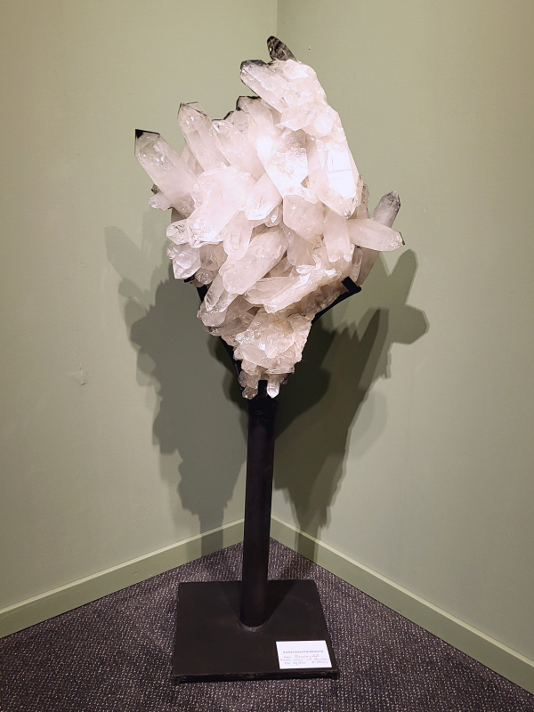 Bergkristal op standaard (draaiend), hoogte 110cm, 39,8 kg, 3800,- euro, nr. 1
Bergkristal is een heldere, kleurloze variëteit van kwarts en is een van de meest voorkomende edelstenen. Het staat bekend om zijn glasachtige glans en wordt gewaardeerd om zijn zuivere, krachtige energie en wordt vaak gebruikt in sieraden, meditatie en heling. 
Uiterlijk:
Bergkristal is meestal kleurloos en transparant, maar kan ook melkachtig wit zijn door insluitingen van lucht of water. 
Meditatie en heling: Het wordt gebruikt om energie te zuiveren, te versterken en te balanceren, en wordt vaak ingezet bij meditaties en andere spirituele praktijken. 
Herkomst:
Bergkristal wordt op veel plaatsen in de wereld gevonden, zoals Brazilië, Madagaskar, de Himalaya en Zwitserland. 
Spirituele betekenis:
Zuivering en balans:
Bergkristal wordt vaak gezien als een steen die energieën zuivert en in balans brengt, zowel fysiek als energetisch. 
Heldere geest:
Het zou helderheid van geest bevorderen en helpen bij het loslaten van negatieve gedachten en emoties. 
Versterking van energie:
Bergkristal wordt vaak gebruikt om de energie van andere stenen te versterken. 
Bescherming:
In sommige culturen wordt bergkristal gezien als een beschermende steen die aura's beschermt tegen negatieve invloeden. 
                                        - Kunstgalerie-Arnold -