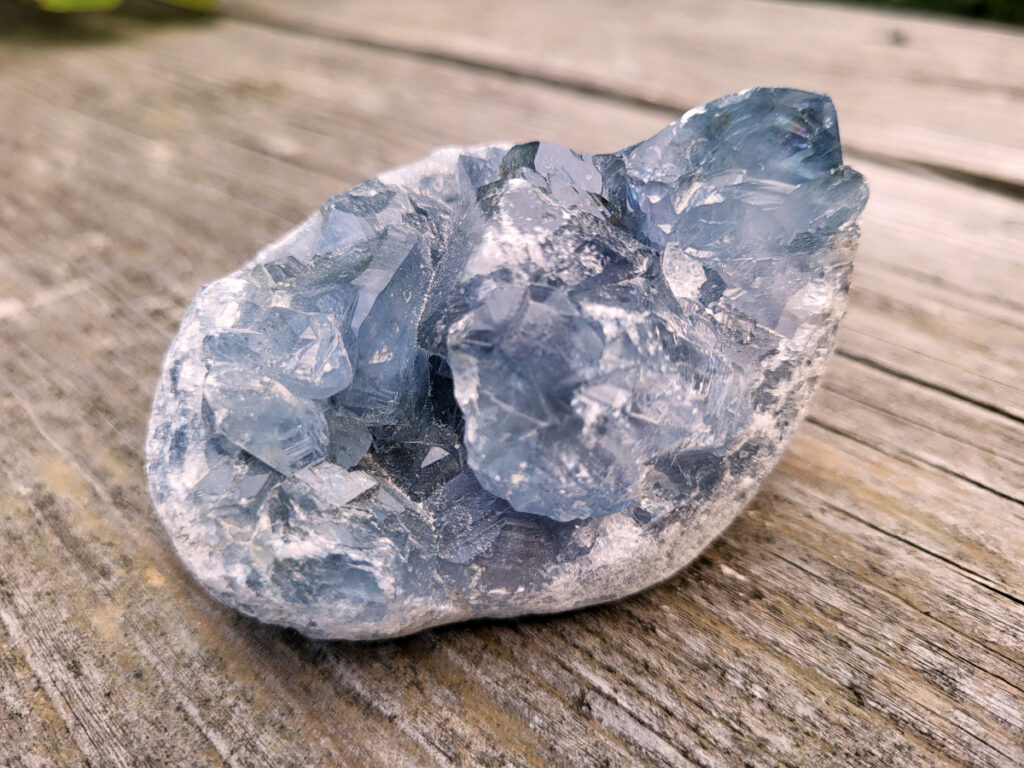 Celestien, 502 gram, 25,- euro, nr. 9
Celestien, ook wel bekend als celestiet of Coelestien, is een mineraal dat voornamelijk bestaat uit strontiumsulfaat. 
Eigenschappen en kenmerken:
Kleur: Celestien kan kleurloos, wit, grijs, blauw, groen, geel, oranje, roodachtig of bruin zijn, maar de meest voorkomende kleur is grijsblauw. 
Herkomst: Het mineraal wordt gevonden in graniet en pegmatiet, en ook gevormd bij het verdampen van zeewater. 
Spirituele betekenis en werking:
Celestien staat bekend om zijn kalmerende werking en wordt vaak gebruikt om stress, angst en nervositeit te verminderen. 
Spirituele ontwikkeling:
De steen bevordert spirituele groei, helderziendheid en telepathie. 
Fysieke werking:
Pijnstillend: Celestien kan kalmerend werken en pijn verminderen, inclusief menstruatiepijn. 
Helpt bij oog- en oorproblemen: De steen kan behulpzaam zijn bij kwalen aan ogen en oren. 
Geeft energie bij vermoeidheid: Celestien kan energie geven bij uitputting en vermoeidheid. 
Bevordert genezing: De steen zou kunnen helpen bij de genezing van botten, weefsels en organen. 
Verzorging:
Celestien is een gevoelige steen en kan beschadigen door water of zout.
                                           -  Kunstgalerie-Arnold -