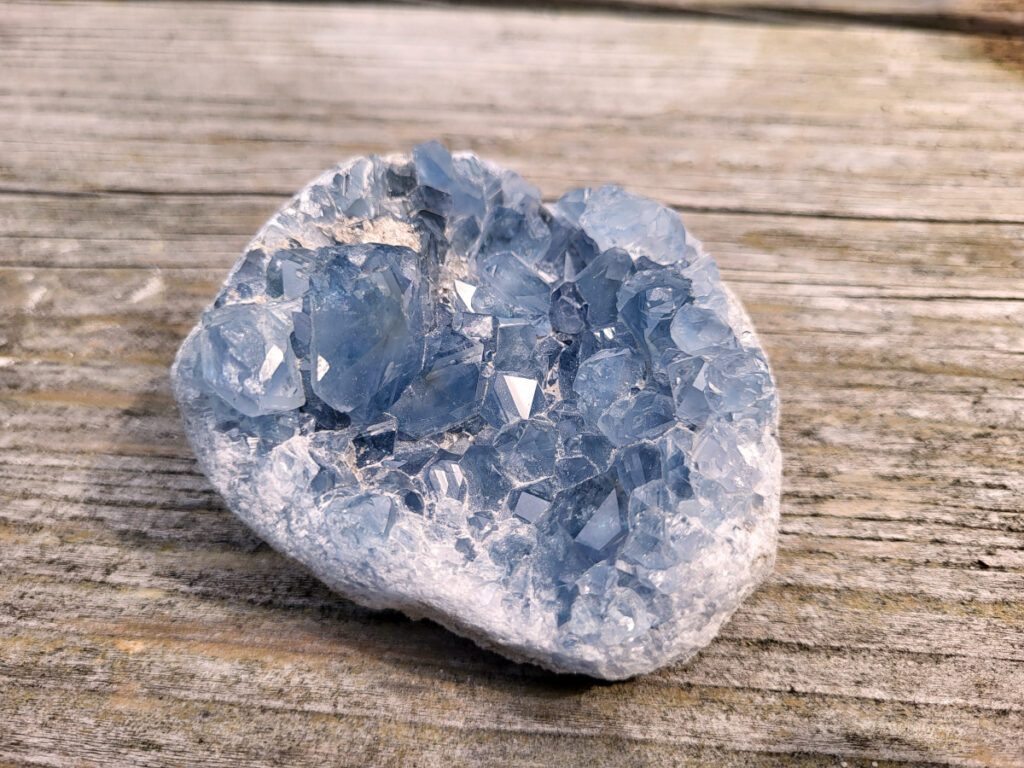 Celestien, 492 gram, 24,50 euro, nr. 10
Celestien, ook wel bekend als celestiet of Coelestien, is een mineraal dat voornamelijk bestaat uit strontiumsulfaat. 
Eigenschappen en kenmerken:
Kleur: Celestien kan kleurloos, wit, grijs, blauw, groen, geel, oranje, roodachtig of bruin zijn, maar de meest voorkomende kleur is grijsblauw. 
Herkomst: Het mineraal wordt gevonden in graniet en pegmatiet, en ook gevormd bij het verdampen van zeewater. 
Spirituele betekenis en werking:
Celestien staat bekend om zijn kalmerende werking en wordt vaak gebruikt om stress, angst en nervositeit te verminderen. 
Spirituele ontwikkeling:
De steen bevordert spirituele groei, helderziendheid en telepathie. 
Fysieke werking:
Pijnstillend: Celestien kan kalmerend werken en pijn verminderen, inclusief menstruatiepijn. 
Helpt bij oog- en oorproblemen: De steen kan behulpzaam zijn bij kwalen aan ogen en oren. 
Geeft energie bij vermoeidheid: Celestien kan energie geven bij uitputting en vermoeidheid. 
Bevordert genezing: De steen zou kunnen helpen bij de genezing van botten, weefsels en organen. 
Verzorging:
Celestien is een gevoelige steen en kan beschadigen door water of zout.
                                           -  Kunstgalerie-Arnold -