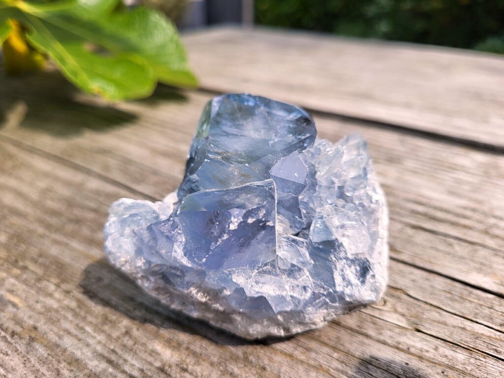 Celestien, 458 gram, 22,50 euro, nr. 12
Celestien, ook wel bekend als celestiet of Coelestien, is een mineraal dat voornamelijk bestaat uit strontiumsulfaat. 
Eigenschappen en kenmerken:
Kleur: Celestien kan kleurloos, wit, grijs, blauw, groen, geel, oranje, roodachtig of bruin zijn, maar de meest voorkomende kleur is grijsblauw. 
Herkomst: Het mineraal wordt gevonden in graniet en pegmatiet, en ook gevormd bij het verdampen van zeewater. 
Spirituele betekenis en werking:
Celestien staat bekend om zijn kalmerende werking en wordt vaak gebruikt om stress, angst en nervositeit te verminderen. 
Spirituele ontwikkeling:
De steen bevordert spirituele groei, helderziendheid en telepathie. 
Fysieke werking:
Pijnstillend: Celestien kan kalmerend werken en pijn verminderen, inclusief menstruatiepijn. 
Helpt bij oog- en oorproblemen: De steen kan behulpzaam zijn bij kwalen aan ogen en oren. 
Geeft energie bij vermoeidheid: Celestien kan energie geven bij uitputting en vermoeidheid. 
Bevordert genezing: De steen zou kunnen helpen bij de genezing van botten, weefsels en organen. 
Verzorging:
Celestien is een gevoelige steen en kan beschadigen door water of zout.
                                           -  Kunstgalerie-Arnold -