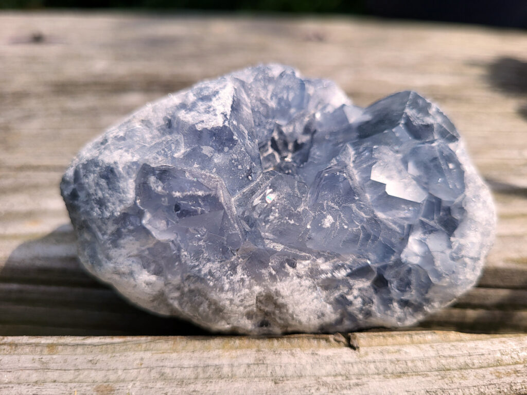 Celestien, 354 gram, 17,50 euro, nr. 14
Celestien, ook wel bekend als celestiet of Coelestien, is een mineraal dat voornamelijk bestaat uit strontiumsulfaat. 
Eigenschappen en kenmerken:
Kleur: Celestien kan kleurloos, wit, grijs, blauw, groen, geel, oranje, roodachtig of bruin zijn, maar de meest voorkomende kleur is grijsblauw. 
Herkomst: Het mineraal wordt gevonden in graniet en pegmatiet, en ook gevormd bij het verdampen van zeewater. 
Spirituele betekenis en werking:
Celestien staat bekend om zijn kalmerende werking en wordt vaak gebruikt om stress, angst en nervositeit te verminderen. 
Spirituele ontwikkeling:
De steen bevordert spirituele groei, helderziendheid en telepathie. 
Fysieke werking:
Pijnstillend: Celestien kan kalmerend werken en pijn verminderen, inclusief menstruatiepijn. 
Helpt bij oog- en oorproblemen: De steen kan behulpzaam zijn bij kwalen aan ogen en oren. 
Geeft energie bij vermoeidheid: Celestien kan energie geven bij uitputting en vermoeidheid. 
Bevordert genezing: De steen zou kunnen helpen bij de genezing van botten, weefsels en organen. 
Verzorging:
Celestien is een gevoelige steen en kan beschadigen door water of zout.
                                           -  Kunstgalerie-Arnold -