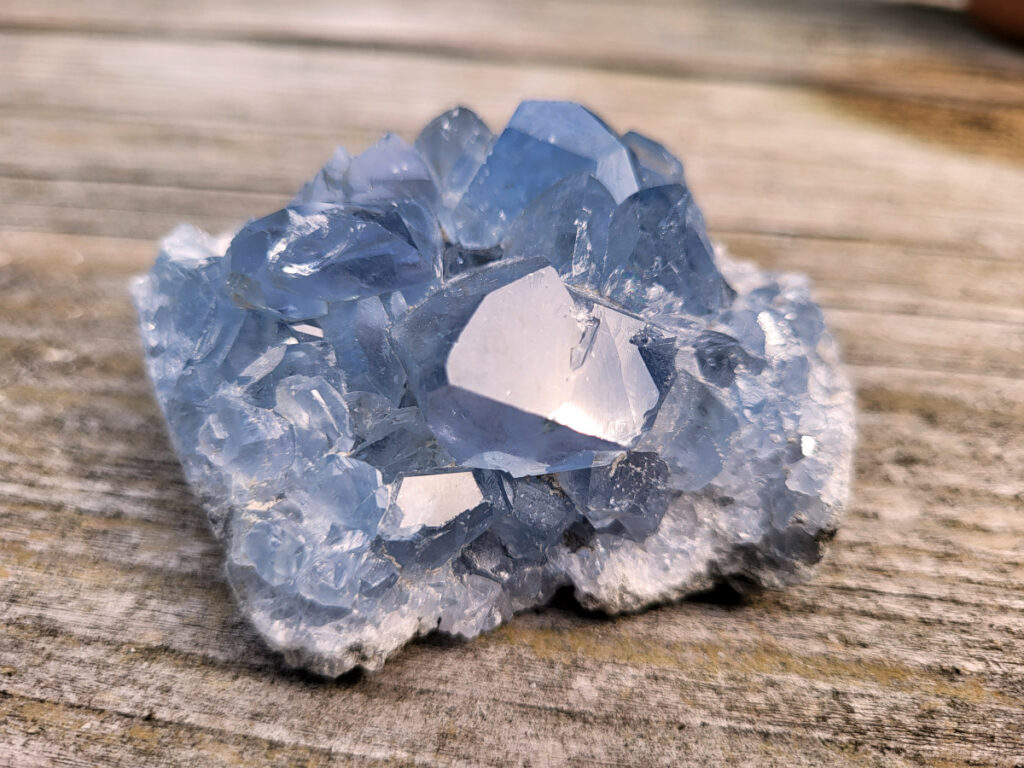 Celestien, 294 gram, 14,50 euro, nr. 15
Celestien, ook wel bekend als celestiet of Coelestien, is een mineraal dat voornamelijk bestaat uit strontiumsulfaat. 
Eigenschappen en kenmerken:
Kleur: Celestien kan kleurloos, wit, grijs, blauw, groen, geel, oranje, roodachtig of bruin zijn, maar de meest voorkomende kleur is grijsblauw. 
Herkomst: Het mineraal wordt gevonden in graniet en pegmatiet, en ook gevormd bij het verdampen van zeewater. 
Spirituele betekenis en werking:
Celestien staat bekend om zijn kalmerende werking en wordt vaak gebruikt om stress, angst en nervositeit te verminderen. 
Spirituele ontwikkeling:
De steen bevordert spirituele groei, helderziendheid en telepathie. 
Fysieke werking:
Pijnstillend: Celestien kan kalmerend werken en pijn verminderen, inclusief menstruatiepijn. 
Helpt bij oog- en oorproblemen: De steen kan behulpzaam zijn bij kwalen aan ogen en oren. 
Geeft energie bij vermoeidheid: Celestien kan energie geven bij uitputting en vermoeidheid. 
Bevordert genezing: De steen zou kunnen helpen bij de genezing van botten, weefsels en organen. 
Verzorging:
Celestien is een gevoelige steen en kan beschadigen door water of zout.
                                           -  Kunstgalerie-Arnold -