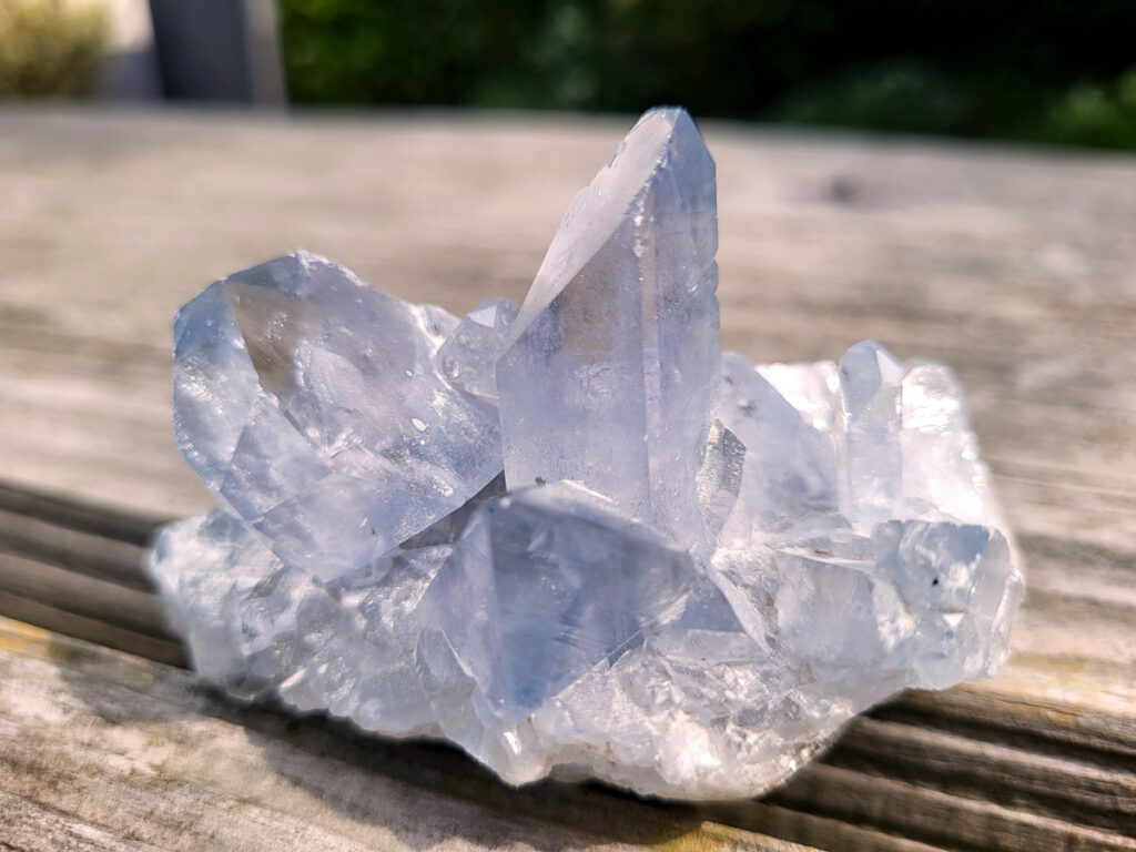 Celestien, 292 gram, 14,50 euro, nr. 16
Celestien, ook wel bekend als celestiet of Coelestien, is een mineraal dat voornamelijk bestaat uit strontiumsulfaat. 
Eigenschappen en kenmerken:
Kleur: Celestien kan kleurloos, wit, grijs, blauw, groen, geel, oranje, roodachtig of bruin zijn, maar de meest voorkomende kleur is grijsblauw. 
Herkomst: Het mineraal wordt gevonden in graniet en pegmatiet, en ook gevormd bij het verdampen van zeewater. 
Spirituele betekenis en werking:
Celestien staat bekend om zijn kalmerende werking en wordt vaak gebruikt om stress, angst en nervositeit te verminderen. 
Spirituele ontwikkeling:
De steen bevordert spirituele groei, helderziendheid en telepathie. 
Fysieke werking:
Pijnstillend: Celestien kan kalmerend werken en pijn verminderen, inclusief menstruatiepijn. 
Helpt bij oog- en oorproblemen: De steen kan behulpzaam zijn bij kwalen aan ogen en oren. 
Geeft energie bij vermoeidheid: Celestien kan energie geven bij uitputting en vermoeidheid. 
Bevordert genezing: De steen zou kunnen helpen bij de genezing van botten, weefsels en organen. 
Verzorging:
Celestien is een gevoelige steen en kan beschadigen door water of zout.
                                           -  Kunstgalerie-Arnold -