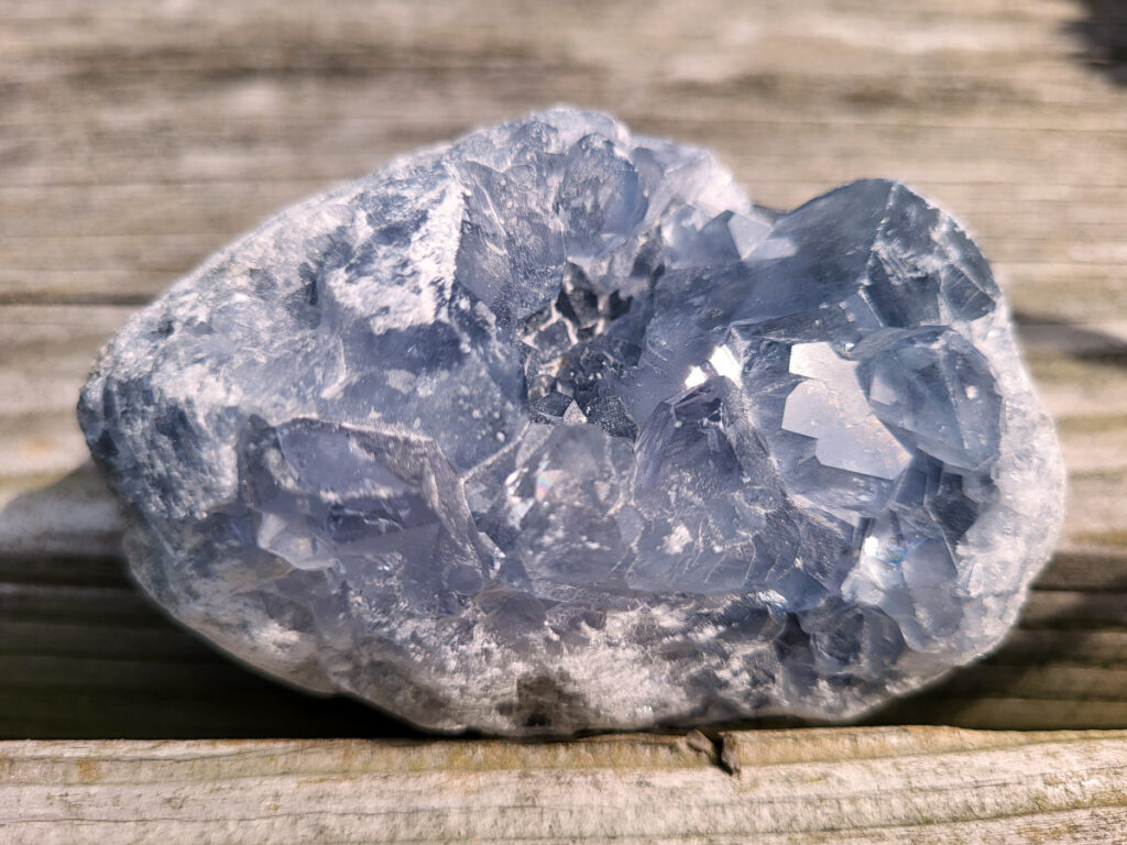 Celestien, 354 gram, 17,50 euro, nr. 18
Celestien, ook wel bekend als celestiet of Coelestien, is een mineraal dat voornamelijk bestaat uit strontiumsulfaat. 
Eigenschappen en kenmerken:
Kleur: Celestien kan kleurloos, wit, grijs, blauw, groen, geel, oranje, roodachtig of bruin zijn, maar de meest voorkomende kleur is grijsblauw. 
Herkomst: Het mineraal wordt gevonden in graniet en pegmatiet, en ook gevormd bij het verdampen van zeewater. 
Spirituele betekenis en werking:
Celestien staat bekend om zijn kalmerende werking en wordt vaak gebruikt om stress, angst en nervositeit te verminderen. 
Spirituele ontwikkeling:
De steen bevordert spirituele groei, helderziendheid en telepathie. 
Fysieke werking:
Pijnstillend: Celestien kan kalmerend werken en pijn verminderen, inclusief menstruatiepijn. 
Helpt bij oog- en oorproblemen: De steen kan behulpzaam zijn bij kwalen aan ogen en oren. 
Geeft energie bij vermoeidheid: Celestien kan energie geven bij uitputting en vermoeidheid. 
Bevordert genezing: De steen zou kunnen helpen bij de genezing van botten, weefsels en organen. 
Verzorging:
Celestien is een gevoelige steen en kan beschadigen door water of zout.
                                           -  Kunstgalerie-Arnold -