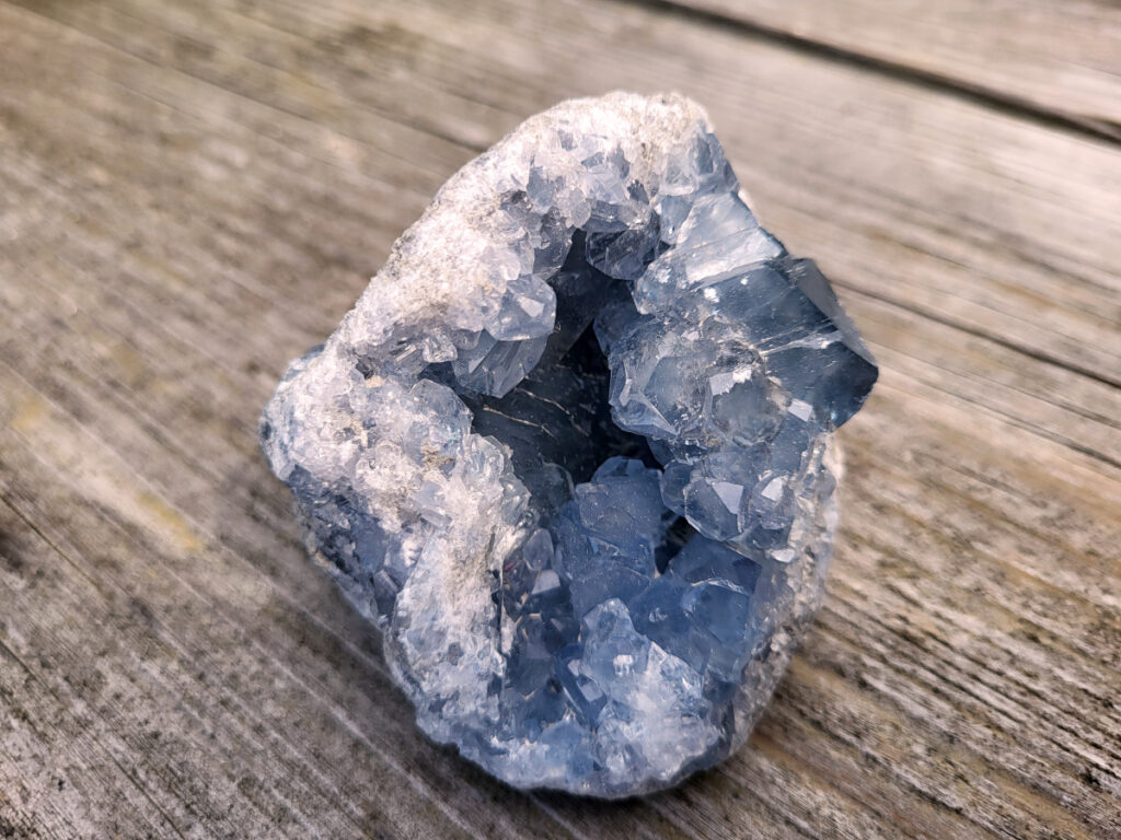 Celestien,754 gram, 37,50 euro, nr. 1
Celestien, ook wel bekend als celestiet of Coelestien, is een mineraal dat voornamelijk bestaat uit strontiumsulfaat. 
Eigenschappen en kenmerken:
Kleur: Celestien kan kleurloos, wit, grijs, blauw, groen, geel, oranje, roodachtig of bruin zijn, maar de meest voorkomende kleur is grijsblauw. 
Herkomst: Het mineraal wordt gevonden in graniet en pegmatiet, en ook gevormd bij het verdampen van zeewater. 
Spirituele betekenis en werking:
Kalmerend en ontspannend:
Celestien staat bekend om zijn kalmerende werking en wordt vaak gebruikt om stress, angst en nervositeit te verminderen. 
Spirituele ontwikkeling:
De steen bevordert spirituele groei, helderziendheid en telepathie. 
Fysieke werking:
Pijnstillend: Celestien kan kalmerend werken en pijn verminderen, inclusief menstruatiepijn. 
Helpt bij oog- en oorproblemen: De steen kan behulpzaam zijn bij kwalen aan ogen en oren. 
Geeft energie bij vermoeidheid: Celestien kan energie geven bij uitputting en vermoeidheid. 
Bevordert genezing: De steen zou kunnen helpen bij de genezing van botten, weefsels en organen. 
Verzorging:
Celestien is een gevoelige steen en kan beschadigen door water of zout.
                                           -  Kunstgalerie-Arnold -