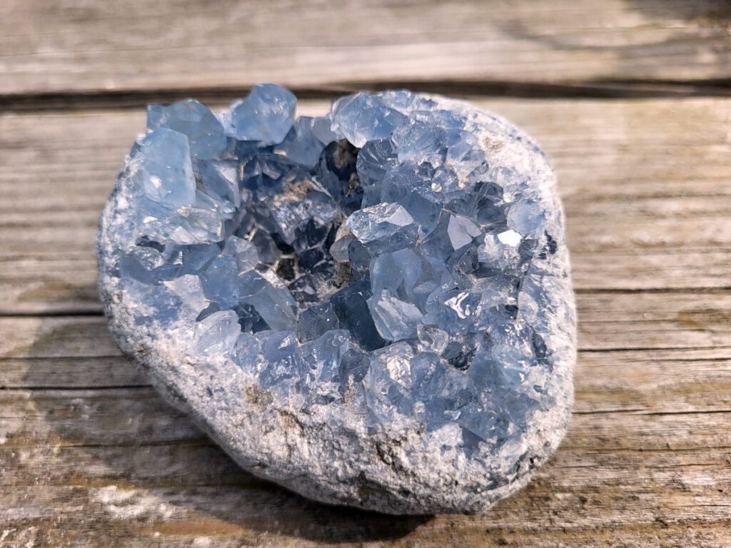 Celestien, 1150 gram, 57,- euro, nr. 2
Celestien, ook wel bekend als celestiet of Coelestien, is een mineraal dat voornamelijk bestaat uit strontiumsulfaat. 
Eigenschappen en kenmerken:
Kleur: Celestien kan kleurloos, wit, grijs, blauw, groen, geel, oranje, roodachtig of bruin zijn, maar de meest voorkomende kleur is grijsblauw. 
Herkomst: Het mineraal wordt gevonden in graniet en pegmatiet, en ook gevormd bij het verdampen van zeewater. 
Spirituele betekenis en werking:
Celestien staat bekend om zijn kalmerende werking en wordt vaak gebruikt om stress, angst en nervositeit te verminderen. 
Spirituele ontwikkeling:
De steen bevordert spirituele groei, helderziendheid en telepathie. 
Fysieke werking:
Pijnstillend: Celestien kan kalmerend werken en pijn verminderen, inclusief menstruatiepijn. 
Helpt bij oog- en oorproblemen: De steen kan behulpzaam zijn bij kwalen aan ogen en oren. 
Geeft energie bij vermoeidheid: Celestien kan energie geven bij uitputting en vermoeidheid. 
Bevordert genezing: De steen zou kunnen helpen bij de genezing van botten, weefsels en organen. 
Verzorging:
Celestien is een gevoelige steen en kan beschadigen door water of zout.
                                           -  Kunstgalerie-Arnold -