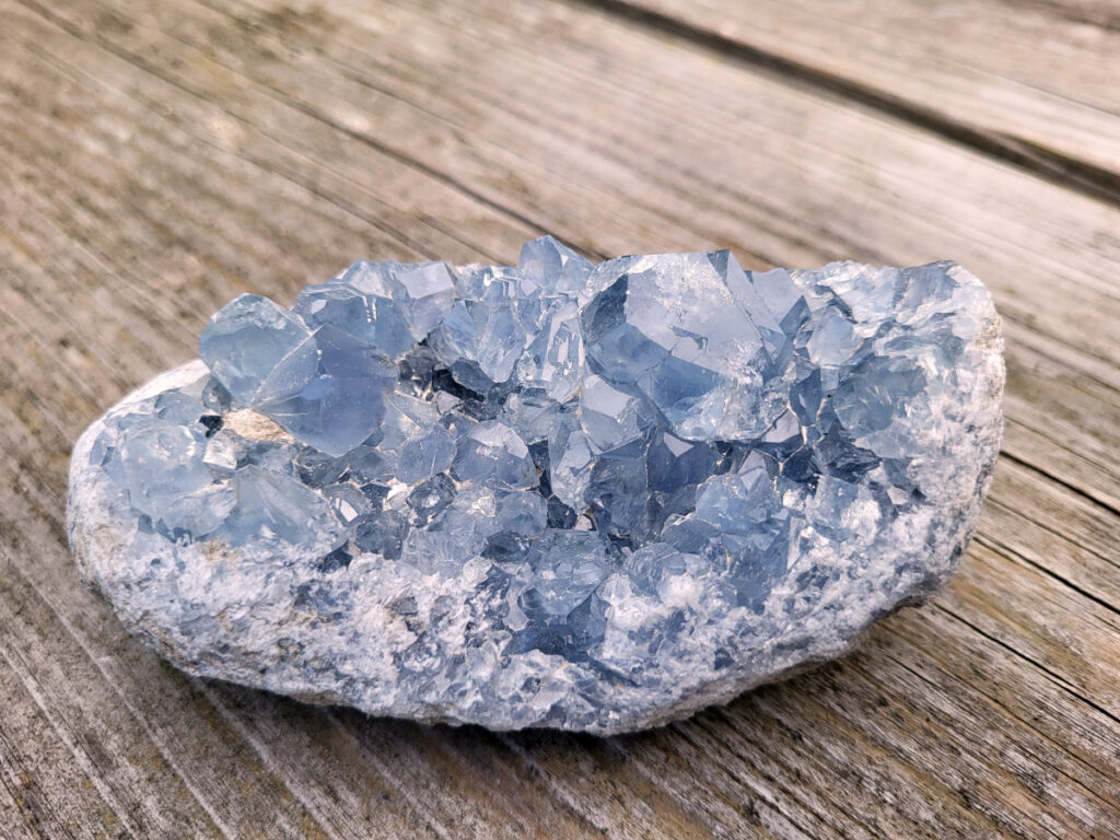 Celestien, 910 gram, 45,- euro, nr. 3
Celestien, ook wel bekend als celestiet of Coelestien, is een mineraal dat voornamelijk bestaat uit strontiumsulfaat. 
Eigenschappen en kenmerken:
Kleur: Celestien kan kleurloos, wit, grijs, blauw, groen, geel, oranje, roodachtig of bruin zijn, maar de meest voorkomende kleur is grijsblauw. 
Herkomst: Het mineraal wordt gevonden in graniet en pegmatiet, en ook gevormd bij het verdampen van zeewater. 
Spirituele betekenis en werking:
Celestien staat bekend om zijn kalmerende werking en wordt vaak gebruikt om stress, angst en nervositeit te verminderen. 
Spirituele ontwikkeling:
De steen bevordert spirituele groei, helderziendheid en telepathie. 
Fysieke werking:
Pijnstillend: Celestien kan kalmerend werken en pijn verminderen, inclusief menstruatiepijn. 
Helpt bij oog- en oorproblemen: De steen kan behulpzaam zijn bij kwalen aan ogen en oren. 
Geeft energie bij vermoeidheid: Celestien kan energie geven bij uitputting en vermoeidheid. 
Bevordert genezing: De steen zou kunnen helpen bij de genezing van botten, weefsels en organen. 
Verzorging:
Celestien is een gevoelige steen en kan beschadigen door water of zout.
                                           -  Kunstgalerie-Arnold -