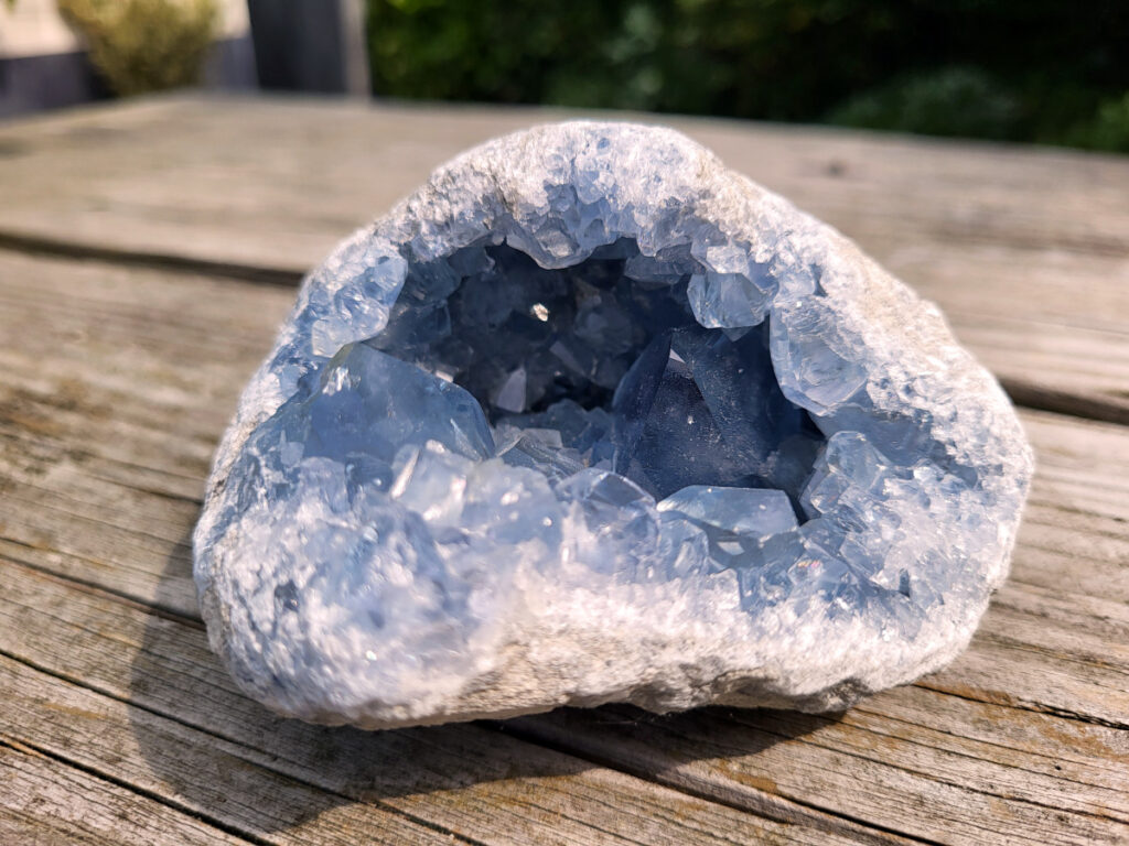 Celestien, 832 gram, 41,50 euro, nr. 4
Celestien, ook wel bekend als celestiet of Coelestien, is een mineraal dat voornamelijk bestaat uit strontiumsulfaat. 
Eigenschappen en kenmerken:
Kleur: Celestien kan kleurloos, wit, grijs, blauw, groen, geel, oranje, roodachtig of bruin zijn, maar de meest voorkomende kleur is grijsblauw. 
Herkomst: Het mineraal wordt gevonden in graniet en pegmatiet, en ook gevormd bij het verdampen van zeewater. 
Spirituele betekenis en werking:
Celestien staat bekend om zijn kalmerende werking en wordt vaak gebruikt om stress, angst en nervositeit te verminderen. 
Spirituele ontwikkeling:
De steen bevordert spirituele groei, helderziendheid en telepathie. 
Fysieke werking:
Pijnstillend: Celestien kan kalmerend werken en pijn verminderen, inclusief menstruatiepijn. 
Helpt bij oog- en oorproblemen: De steen kan behulpzaam zijn bij kwalen aan ogen en oren. 
Geeft energie bij vermoeidheid: Celestien kan energie geven bij uitputting en vermoeidheid. 
Bevordert genezing: De steen zou kunnen helpen bij de genezing van botten, weefsels en organen. 
Verzorging:
Celestien is een gevoelige steen en kan beschadigen door water of zout.
                                           -  Kunstgalerie-Arnold -