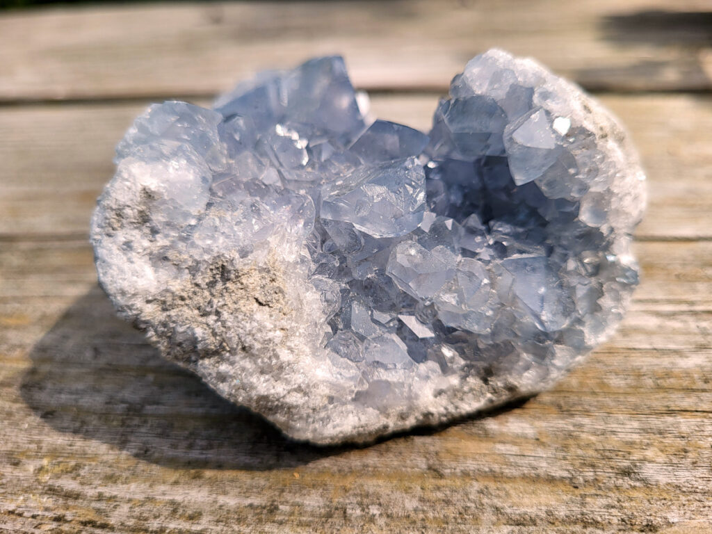 Celestien, 654 gram, 32,50 euro, nr. 6
Celestien, ook wel bekend als celestiet of Coelestien, is een mineraal dat voornamelijk bestaat uit strontiumsulfaat. 
Eigenschappen en kenmerken:
Kleur: Celestien kan kleurloos, wit, grijs, blauw, groen, geel, oranje, roodachtig of bruin zijn, maar de meest voorkomende kleur is grijsblauw. 
Herkomst: Het mineraal wordt gevonden in graniet en pegmatiet, en ook gevormd bij het verdampen van zeewater. 
Spirituele betekenis en werking:
Celestien staat bekend om zijn kalmerende werking en wordt vaak gebruikt om stress, angst en nervositeit te verminderen. 
Spirituele ontwikkeling:
De steen bevordert spirituele groei, helderziendheid en telepathie. 
Fysieke werking:
Pijnstillend: Celestien kan kalmerend werken en pijn verminderen, inclusief menstruatiepijn. 
Helpt bij oog- en oorproblemen: De steen kan behulpzaam zijn bij kwalen aan ogen en oren. 
Geeft energie bij vermoeidheid: Celestien kan energie geven bij uitputting en vermoeidheid. 
Bevordert genezing: De steen zou kunnen helpen bij de genezing van botten, weefsels en organen. 
Verzorging:
Celestien is een gevoelige steen en kan beschadigen door water of zout.
                                           -  Kunstgalerie-Arnold -
