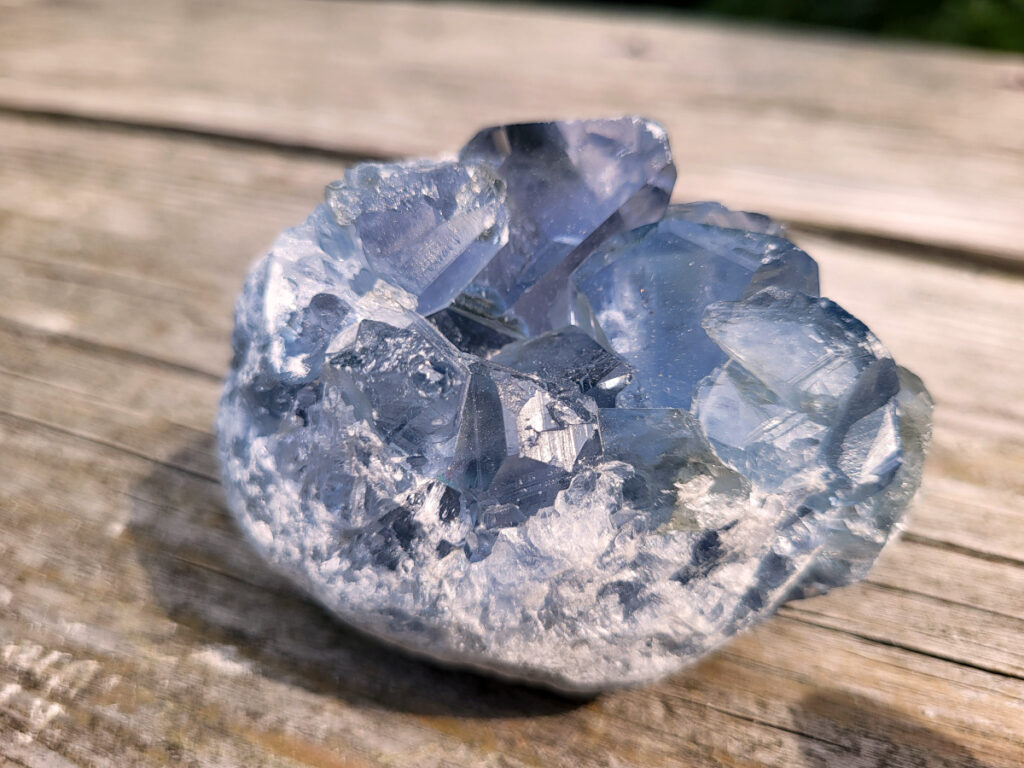 Celestien, 626 gram, 31,- euro, nr. 7
Celestien, ook wel bekend als celestiet of Coelestien, is een mineraal dat voornamelijk bestaat uit strontiumsulfaat. 
Eigenschappen en kenmerken:
Kleur: Celestien kan kleurloos, wit, grijs, blauw, groen, geel, oranje, roodachtig of bruin zijn, maar de meest voorkomende kleur is grijsblauw. 
Herkomst: Het mineraal wordt gevonden in graniet en pegmatiet, en ook gevormd bij het verdampen van zeewater. 
Spirituele betekenis en werking:
Celestien staat bekend om zijn kalmerende werking en wordt vaak gebruikt om stress, angst en nervositeit te verminderen. 
Spirituele ontwikkeling:
De steen bevordert spirituele groei, helderziendheid en telepathie. 
Fysieke werking:
Pijnstillend: Celestien kan kalmerend werken en pijn verminderen, inclusief menstruatiepijn. 
Helpt bij oog- en oorproblemen: De steen kan behulpzaam zijn bij kwalen aan ogen en oren. 
Geeft energie bij vermoeidheid: Celestien kan energie geven bij uitputting en vermoeidheid. 
Bevordert genezing: De steen zou kunnen helpen bij de genezing van botten, weefsels en organen. 
Verzorging:
Celestien is een gevoelige steen en kan beschadigen door water of zout.
                                           -  Kunstgalerie-Arnold -