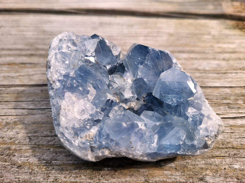 Celestien, 528 gram, 26,- euro, nr. 8
Celestien, ook wel bekend als celestiet of Coelestien, is een mineraal dat voornamelijk bestaat uit strontiumsulfaat. 
Eigenschappen en kenmerken:
Kleur: Celestien kan kleurloos, wit, grijs, blauw, groen, geel, oranje, roodachtig of bruin zijn, maar de meest voorkomende kleur is grijsblauw. 
Herkomst: Het mineraal wordt gevonden in graniet en pegmatiet, en ook gevormd bij het verdampen van zeewater. 
Spirituele betekenis en werking:
Celestien staat bekend om zijn kalmerende werking en wordt vaak gebruikt om stress, angst en nervositeit te verminderen. 
Spirituele ontwikkeling:
De steen bevordert spirituele groei, helderziendheid en telepathie. 
Fysieke werking:
Pijnstillend: Celestien kan kalmerend werken en pijn verminderen, inclusief menstruatiepijn. 
Helpt bij oog- en oorproblemen: De steen kan behulpzaam zijn bij kwalen aan ogen en oren. 
Geeft energie bij vermoeidheid: Celestien kan energie geven bij uitputting en vermoeidheid. 
Bevordert genezing: De steen zou kunnen helpen bij de genezing van botten, weefsels en organen. 
Verzorging:
Celestien is een gevoelige steen en kan beschadigen door water of zout.
                                           -  Kunstgalerie-Arnold -