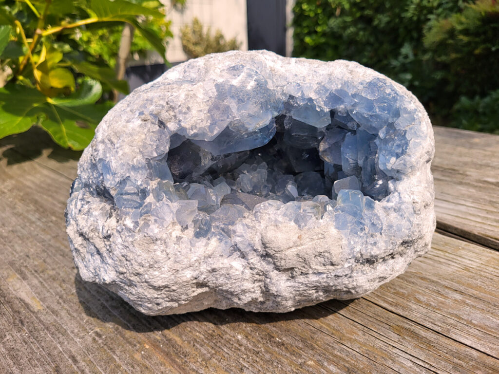 Celestien, 10,7 kg, 215,- euro, nr. 20
Celestien, ook wel bekend als celestiet of Coelestien, is een mineraal dat voornamelijk bestaat uit strontiumsulfaat. 
Eigenschappen en kenmerken:
Kleur: Celestien kan kleurloos, wit, grijs, blauw, groen, geel, oranje, roodachtig of bruin zijn, maar de meest voorkomende kleur is grijsblauw. 
Herkomst: Het mineraal wordt gevonden in graniet en pegmatiet, en ook gevormd bij het verdampen van zeewater. 
Spirituele betekenis en werking:
Celestien staat bekend om zijn kalmerende werking en wordt vaak gebruikt om stress, angst en nervositeit te verminderen. 
Spirituele ontwikkeling:
De steen bevordert spirituele groei, helderziendheid en telepathie. 
Fysieke werking:
Pijnstillend: Celestien kan kalmerend werken en pijn verminderen, inclusief menstruatiepijn. 
Helpt bij oog- en oorproblemen: De steen kan behulpzaam zijn bij kwalen aan ogen en oren. 
Geeft energie bij vermoeidheid: Celestien kan energie geven bij uitputting en vermoeidheid. 
Bevordert genezing: De steen zou kunnen helpen bij de genezing van botten, weefsels en organen. 
Verzorging:
Celestien is een gevoelige steen en kan beschadigen door water of zout.
                                           -  Kunstgalerie-Arnold -