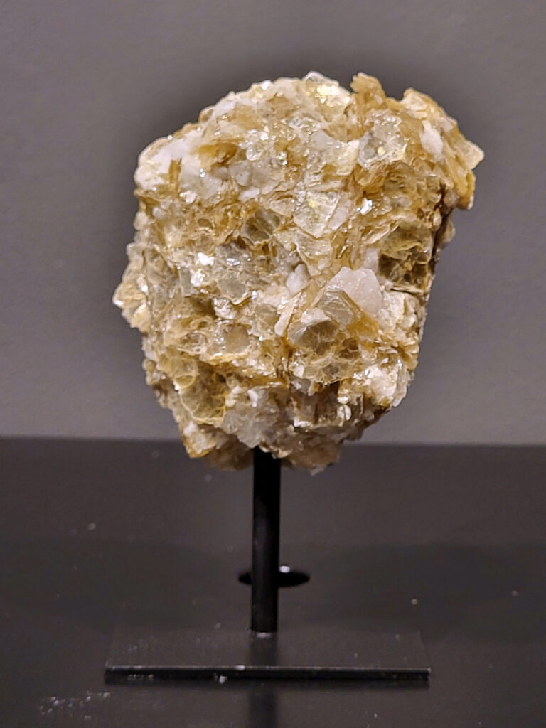 Gele Mica op standaard, 566 gram, 13 cm hg. en 8 cm br., 33,- euro, nr. 51