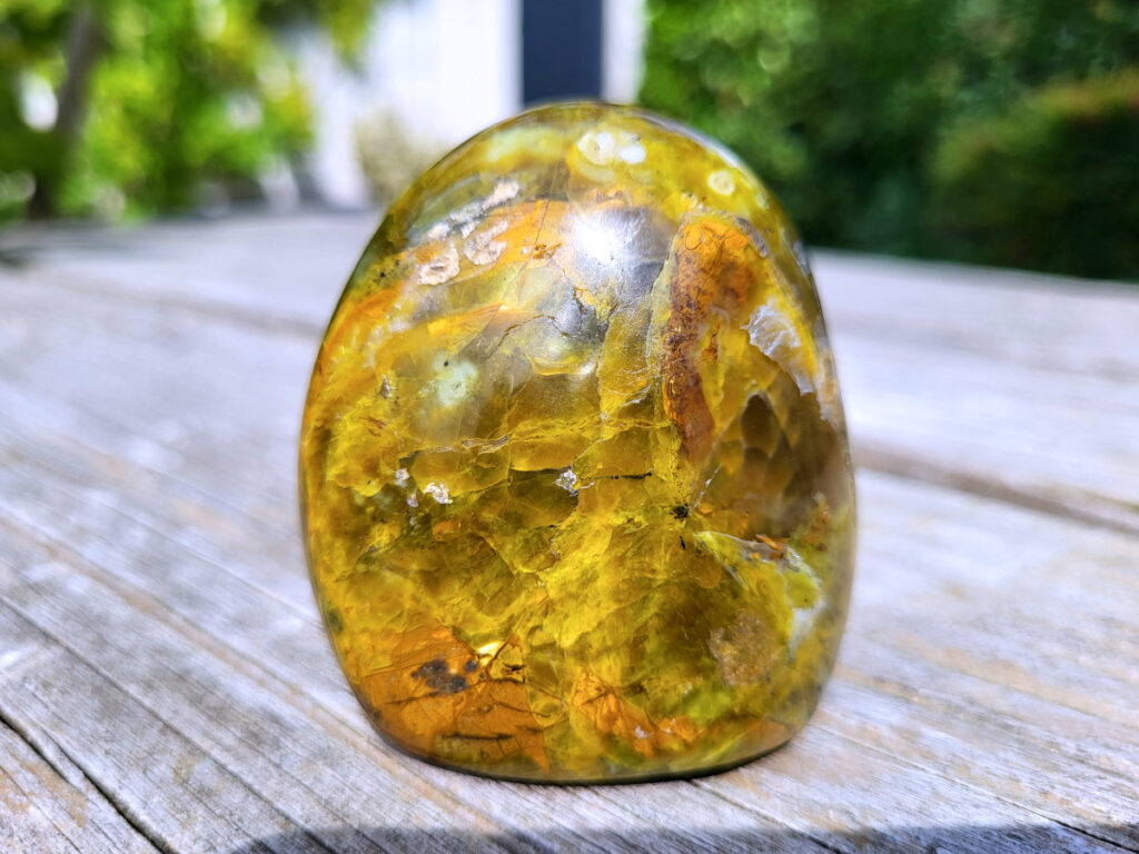 Groene opaal, 178 gram, 5,- euro, nr. 16
Groene opaal staat bekend om zijn kalmerende en helende werking, vooral op het hartchakra. Het bevordert emotioneel herstel, zelfliefde en helpt bij het loslaten van oude pijn. Daarnaast wordt groene opaal geassocieerd met het versterken van relaties, het stimuleren van creativiteit en het bevorderen van een positieve stemming. 
Specifieke effecten van groene opaal:
Emotioneel:
Helpt bij emotioneel herstel, loslaten van negatieve patronen en bevordert zelfliefde. Het kan ook helpen bij het overwinnen van angsten en stress. 
Spiritueel:
Versterkt intuïtie en helpt bij het verbinden met de natuur en natuurwezens, vooral tijdens meditatie. 
Fysiek:
Kan het zelfgenezend vermogen van het lichaam stimuleren en een positieve invloed hebben op koorts en infecties. 
Relaties:
Versterkt relaties en bevordert een gevoel van liefde en verbondenheid. 
Algemeen:
Brengt rust, harmonie en een positieve kijk op het leven, en stimuleert creativiteit en spontaniteit. 
Verzorging:
Groene opaal kan niet goed tegen water en kan verkleuren onder invloed van zonlicht, volgens Kleurrijke edelstenen. 
Belangrijk: Edelstenen zijn geen vervanging voor medische behandeling. Raadpleeg bij klachten altijd een arts.