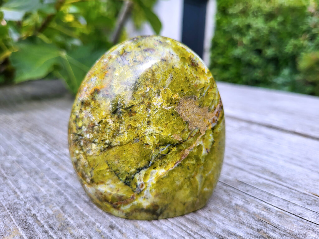 Groene opaal, 496 gram, 15,- euro., nr. 15
Groene opaal staat bekend om zijn kalmerende en helende werking, vooral op het hartchakra. Het bevordert emotioneel herstel, zelfliefde en helpt bij het loslaten van oude pijn. Daarnaast wordt groene opaal geassocieerd met het versterken van relaties, het stimuleren van creativiteit en het bevorderen van een positieve stemming. 
Specifieke effecten van groene opaal:
Emotioneel:
Helpt bij emotioneel herstel, loslaten van negatieve patronen en bevordert zelfliefde. Het kan ook helpen bij het overwinnen van angsten en stress. 
Spiritueel:
Versterkt intuïtie en helpt bij het verbinden met de natuur en natuurwezens, vooral tijdens meditatie. 
Fysiek:
Kan het zelfgenezend vermogen van het lichaam stimuleren en een positieve invloed hebben op koorts en infecties. 
Relaties:
Versterkt relaties en bevordert een gevoel van liefde en verbondenheid. 
Algemeen:
Brengt rust, harmonie en een positieve kijk op het leven, en stimuleert creativiteit en spontaniteit. 
Verzorging:
Groene opaal kan niet goed tegen water en kan verkleuren onder invloed van zonlicht, volgens Kleurrijke edelstenen. 
Belangrijk: Edelstenen zijn geen vervanging voor medische behandeling. Raadpleeg bij klachten altijd een arts.