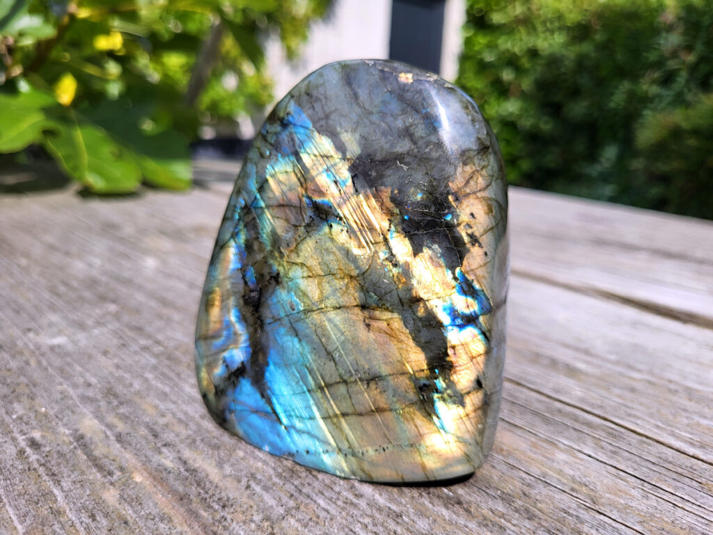 Labradoriet, 652 gram, 20,- euro, nr. 14,
Labradoriet is een edelsteen die bekend staat om zijn iriserende kleurenspel, ook wel labradorisatie genoemd, dat vaak blauwe, groene, gouden of paarse tinten omvat. Deze steen wordt beschouwd als een krachtige beschermer en transformatie-steen, die helpt om verborgen krachten en gaven naar boven te halen. 
Kenmerken en eigenschappen:
Veldspaat:
Labradoriet is een veldspaatmineraal, specifiek een calcium-natrium-aluminium-tectosilicaat met de chemische formule (Ca,Na)(Si,Al)4O8. 
Labradorisatie:
Het opvallende kleurenspel is te danken aan lichtbreking binnen de steen, veroorzaakt door microscopische lamellen van verschillende samenstelling. 
Bescherming:
Labradoriet wordt vaak gebruikt als beschermsteen, vooral door hoogsensitieve mensen, omdat het de aura versterkt en beschermt tegen negatieve energieën. 
Spirituele werking:
Het wordt geassocieerd met het verhogen van bewustzijn, het aarden van spirituele energieën, en het versterken van intuïtie. 
Vindplaatsen:
Labradoriet wordt gevonden op verschillende plekken wereldwijd, waaronder Labrador (Canada), Finland, Madagaskar, en India. 
Spirituele en energetische werking:
Bescherming:
Labradoriet beschermt de aura en helpt om energieverlies te voorkomen, vooral in drukke omgevingen. 
Intuïtie:
De steen wordt in verband gebracht met het versterken van intuïtie en het vergroten van het spirituele bewustzijn.