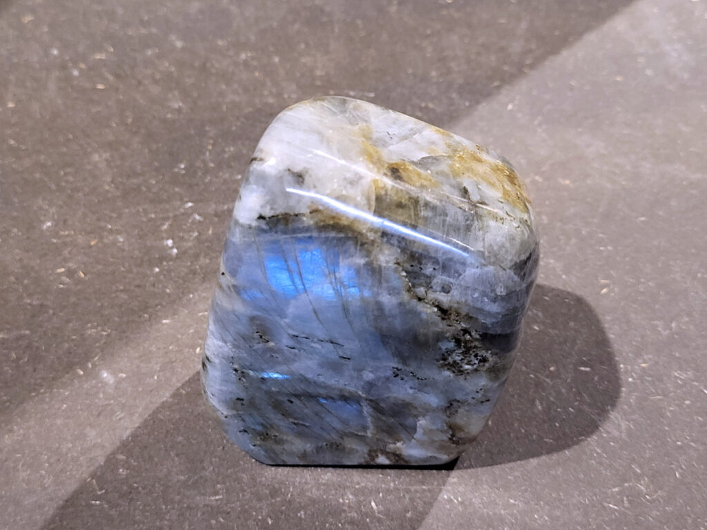 Labradoriet, 0,5kg, 8cm hoog, 15,- euro, nr. 22