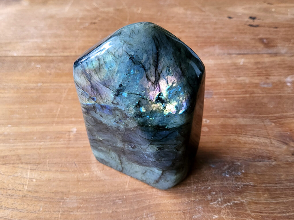 Labradoriet, 1,7kg, 59,- euro, nr. 43
Beschrijving, Labradoriet.
Labradoriet is een edelsteen die bekend staat om zijn iriserende kleurenspel, ook wel labradoriseren genoemd, dat vaak doet denken aan het noorderlicht. Het is een populaire steen in de edelstenenwereld vanwege zowel zijn uiterlijk als zijn vermeende spirituele eigenschappen. 
Wat is labradoriet?
Labradoriet is een veldspaatmineraal dat wordt gekenmerkt door een opaalachtig glans of iriserend effect, veroorzaakt door de lichtbreking in de interne structuur van de steen.
De meest voorkomende kleur is grijs of groenachtig grijs, maar de steen kan ook blauwe, gele, oranje, paarse of zelfs rode flitsen laten zien.
De steen is genoemd naar het Canadese schiereiland Labrador, waar het voor het eerst werd ontdekt. 
Spirituele betekenis en eigenschappen:
Labradoriet wordt vaak beschouwd als een beschermende steen, vooral voor mensen die gevoelig zijn voor de energieën van hun omgeving. 
Het zou helpen bij het versterken van de aura en het verminderen van energielekkage, waardoor je je weerbaarder voelt. 
Labradoriet wordt geassocieerd met het versterken van intuïtie, het vergroten van het bewustzijn en het transformeren van negatieve energieën. 
Het wordt ook gebruikt om blokkades op te heffen en de innerlijke wijsheid te onthullen. 
Gebruik:
Labradoriet wordt vaak verwerkt in sieraden zoals hangers, armbanden en oorbellen. 
Het kan ook als ruwe steen, knuffelsteen of in andere vormen worden gebruikt, bijvoorbeeld in een huis of op een werkplek. 
Labradoriet kan worden gereinigd door het onder stromend water te houden of door het te reinigen met een andere steen zoals bergkristal of seleniet. 
Vindplaatsen:
Labradoriet wordt gevonden op verschillende locaties over de hele wereld, waaronder Canada, Finland, Madagaskar en Rusland. 
                                -Kunstgalerie Arnold-