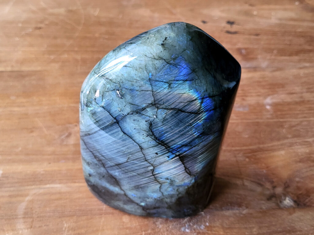 Labradoriet, 1,9kg, 67,- euro, nr. 42
Beschrijving, Labradoriet.
Labradoriet is een edelsteen die bekend staat om zijn iriserende kleurenspel, ook wel labradoriseren genoemd, dat vaak doet denken aan het noorderlicht. Het is een populaire steen in de edelstenenwereld vanwege zowel zijn uiterlijk als zijn vermeende spirituele eigenschappen. 
Wat is labradoriet?
Labradoriet is een veldspaatmineraal dat wordt gekenmerkt door een opaalachtig glans of iriserend effect, veroorzaakt door de lichtbreking in de interne structuur van de steen.
De meest voorkomende kleur is grijs of groenachtig grijs, maar de steen kan ook blauwe, gele, oranje, paarse of zelfs rode flitsen laten zien.
De steen is genoemd naar het Canadese schiereiland Labrador, waar het voor het eerst werd ontdekt. 
Spirituele betekenis en eigenschappen:
Labradoriet wordt vaak beschouwd als een beschermende steen, vooral voor mensen die gevoelig zijn voor de energieën van hun omgeving. 
Het zou helpen bij het versterken van de aura en het verminderen van energielekkage, waardoor je je weerbaarder voelt. 
Labradoriet wordt geassocieerd met het versterken van intuïtie, het vergroten van het bewustzijn en het transformeren van negatieve energieën. 
Het wordt ook gebruikt om blokkades op te heffen en de innerlijke wijsheid te onthullen. 
Gebruik:
Labradoriet wordt vaak verwerkt in sieraden zoals hangers, armbanden en oorbellen. 
Het kan ook als ruwe steen, knuffelsteen of in andere vormen worden gebruikt, bijvoorbeeld in een huis of op een werkplek. 
Labradoriet kan worden gereinigd door het onder stromend water te houden of door het te reinigen met een andere steen zoals bergkristal of seleniet. 
Vindplaatsen:
Labradoriet wordt gevonden op verschillende locaties over de hele wereld, waaronder Canada, Finland, Madagaskar en Rusland. 
                                -Kunstgalerie Arnold-