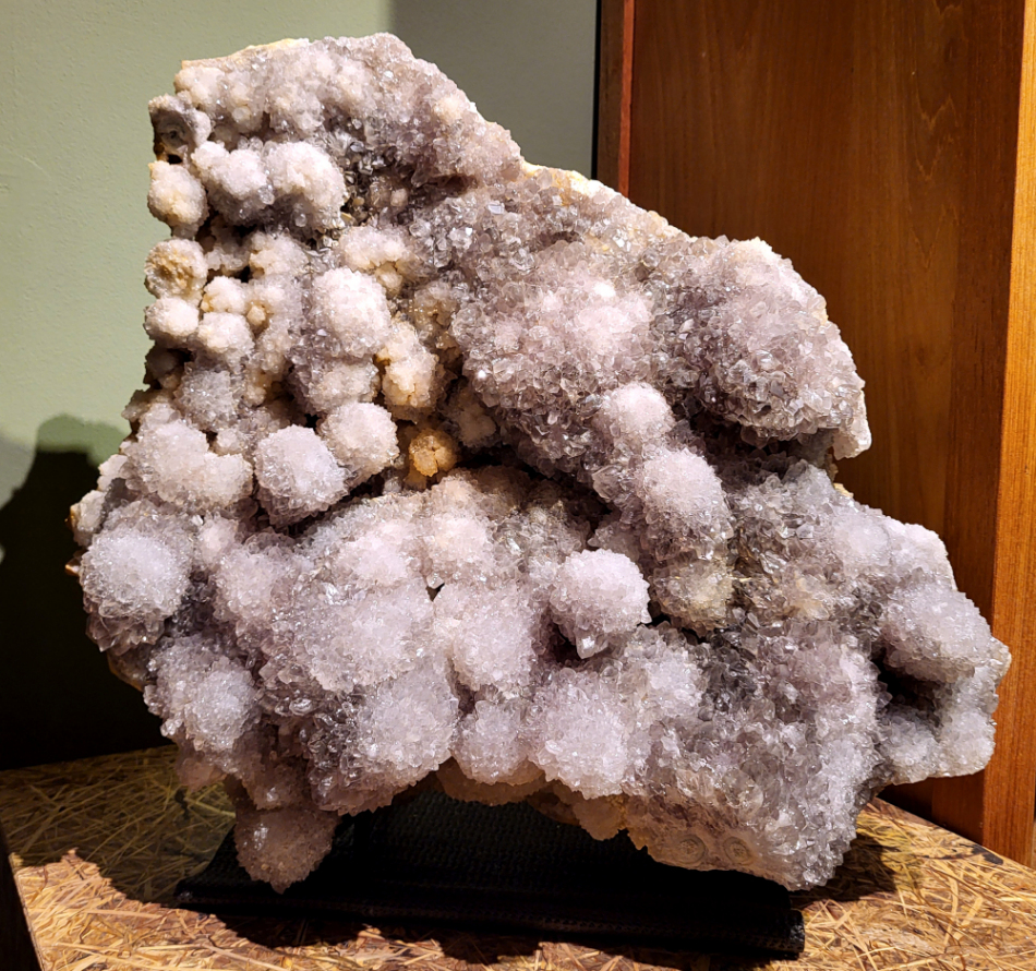 Stalagtiet, 26kg, 60cm doorsnee, 1350,- euro, nr. 37
Beschrijving, Stalactiet.

Een stalactiet is een mineraalformatie die aan het plafond van grotten, maar ook van andere bouwwerken, hangt. Het zijn kegelvormige druipstenen die ontstaan doordat kalkrijk water naar beneden druppelt en waarbij de kalk neerslaat. 
Meer uitleg:
Ontstaan:
Stalactieten ontstaan in grotten waar water, dat kalk bevat, door het plafond sijpelt. Wanneer dit water verdampt of koolstofdioxide verliest, slaat de kalk neer en vormt zo de druipsteen. 
Vorm:
Stalactieten zijn vaak kegelvormig en hangen met de punt naar beneden aan het plafond. 
Materiaal:
Stalactieten bestaan vaak uit calciet, maar kunnen ook uit andere mineralen zoals gips bestaan. 
Verbinding met stalagmieten:
Als de druppels die van de stalactiet vallen op de bodem van de grot neerslaan, kunnen ze een stalagmiet vormen. Als een stalactiet en stalagmiet elkaar raken, kunnen ze uiteindelijk aan elkaar groeien tot een zuil. 
Andere plaatsen:
Stalactieten kunnen ook voorkomen in door de mens gemaakte bouwwerken zoals bruggen en mijnen, maar ook bij warmwaterbronnen. 
-Kunstgalerie-Arnold-